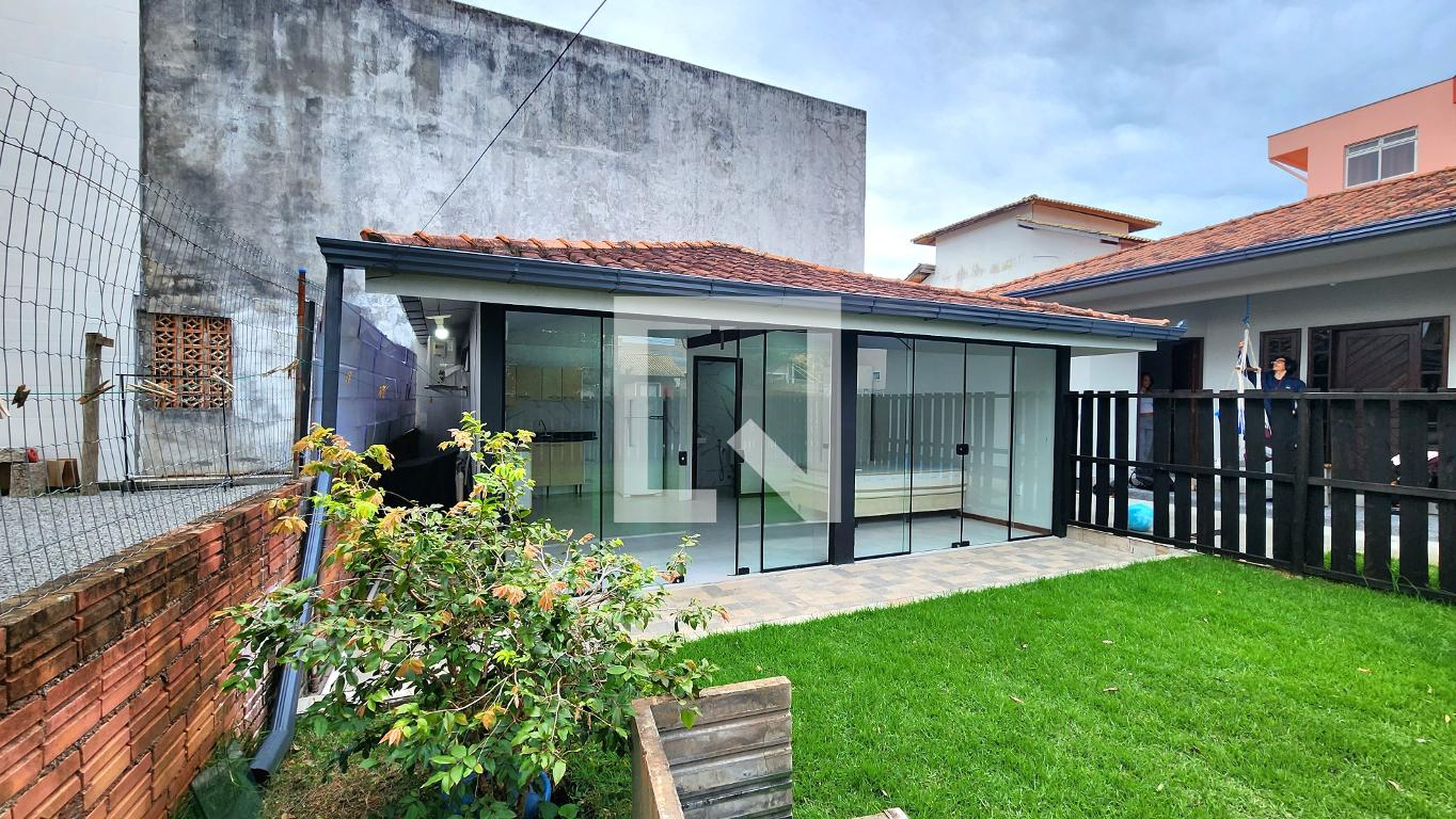 Fachada Condomínio em Servidão Miguel José Vieira, 174