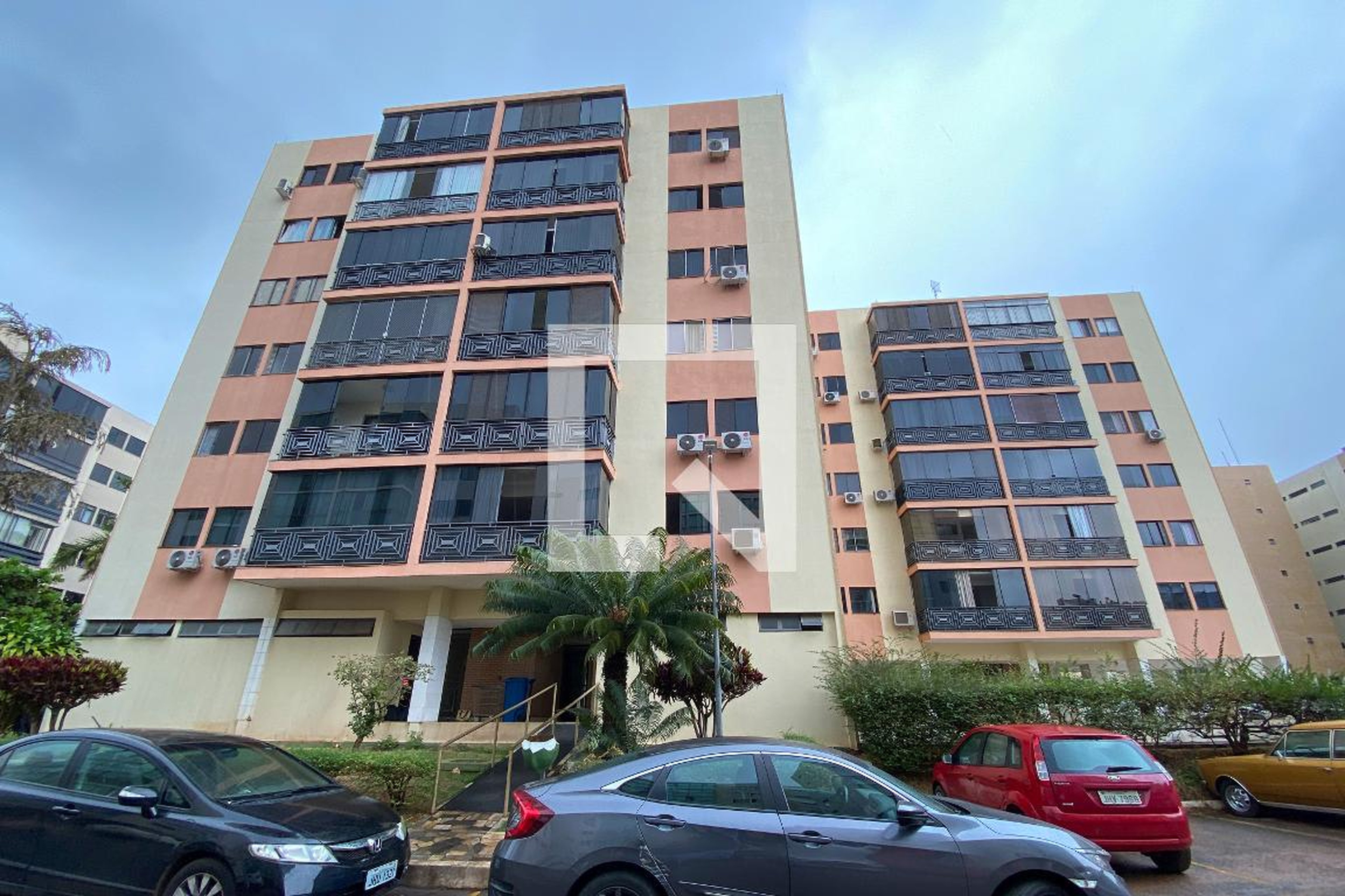 Fachada Condomínio em Aos 1, 5