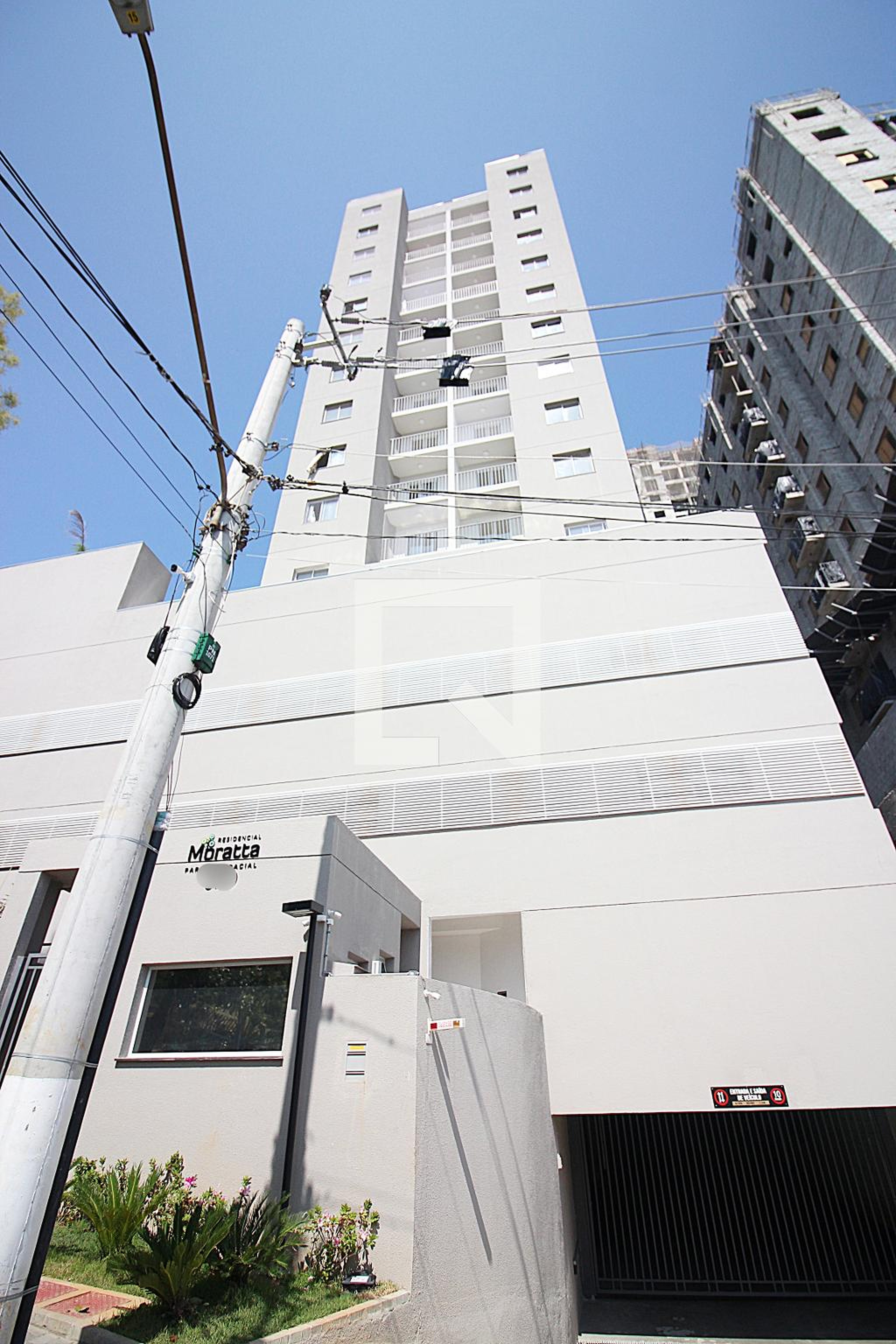 Fachada Condomínio em Rua Eliza da Silva Frezolone, 382