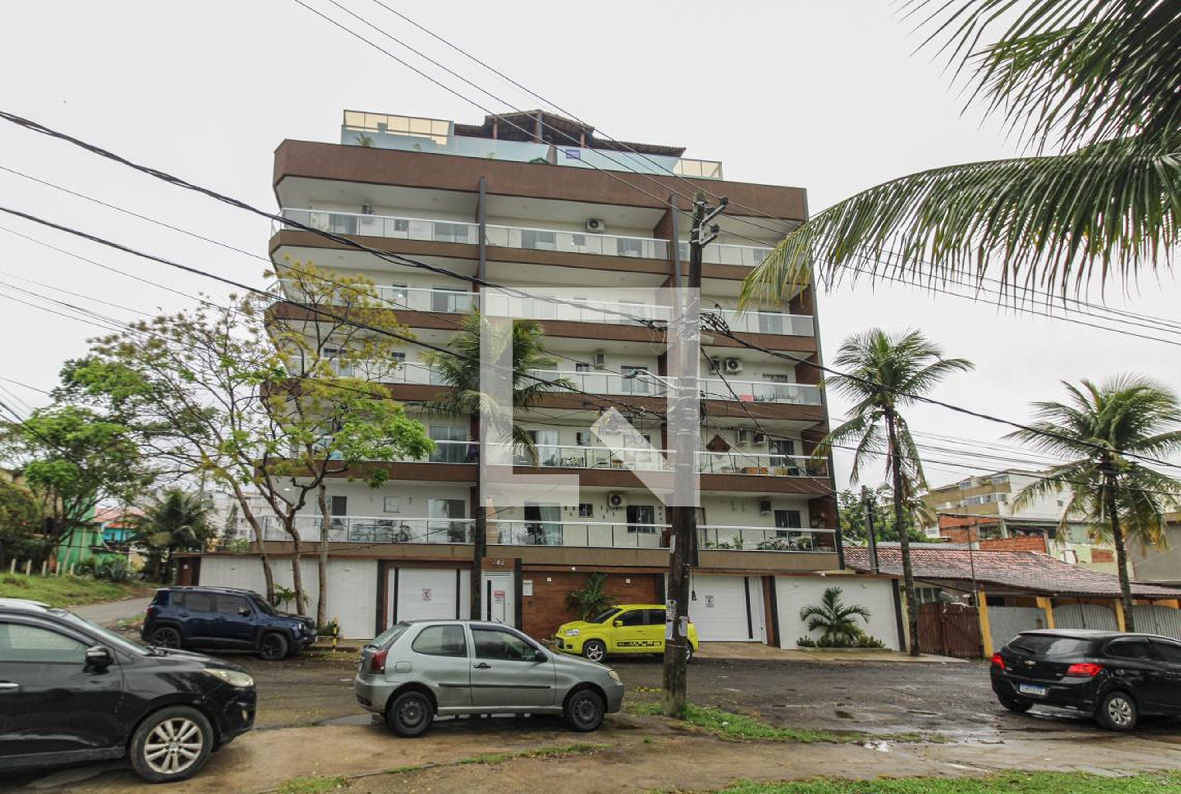 Fachada Condomínio em Rua DW, 245