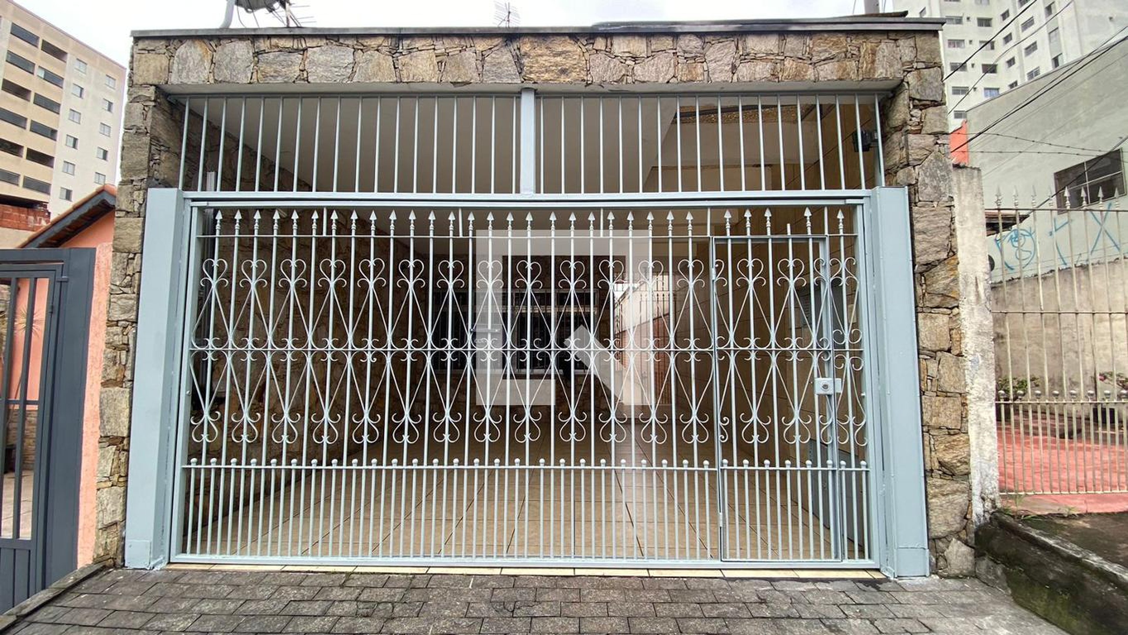 Fachada Condomínio em Rua Antônio Bezerra, 312