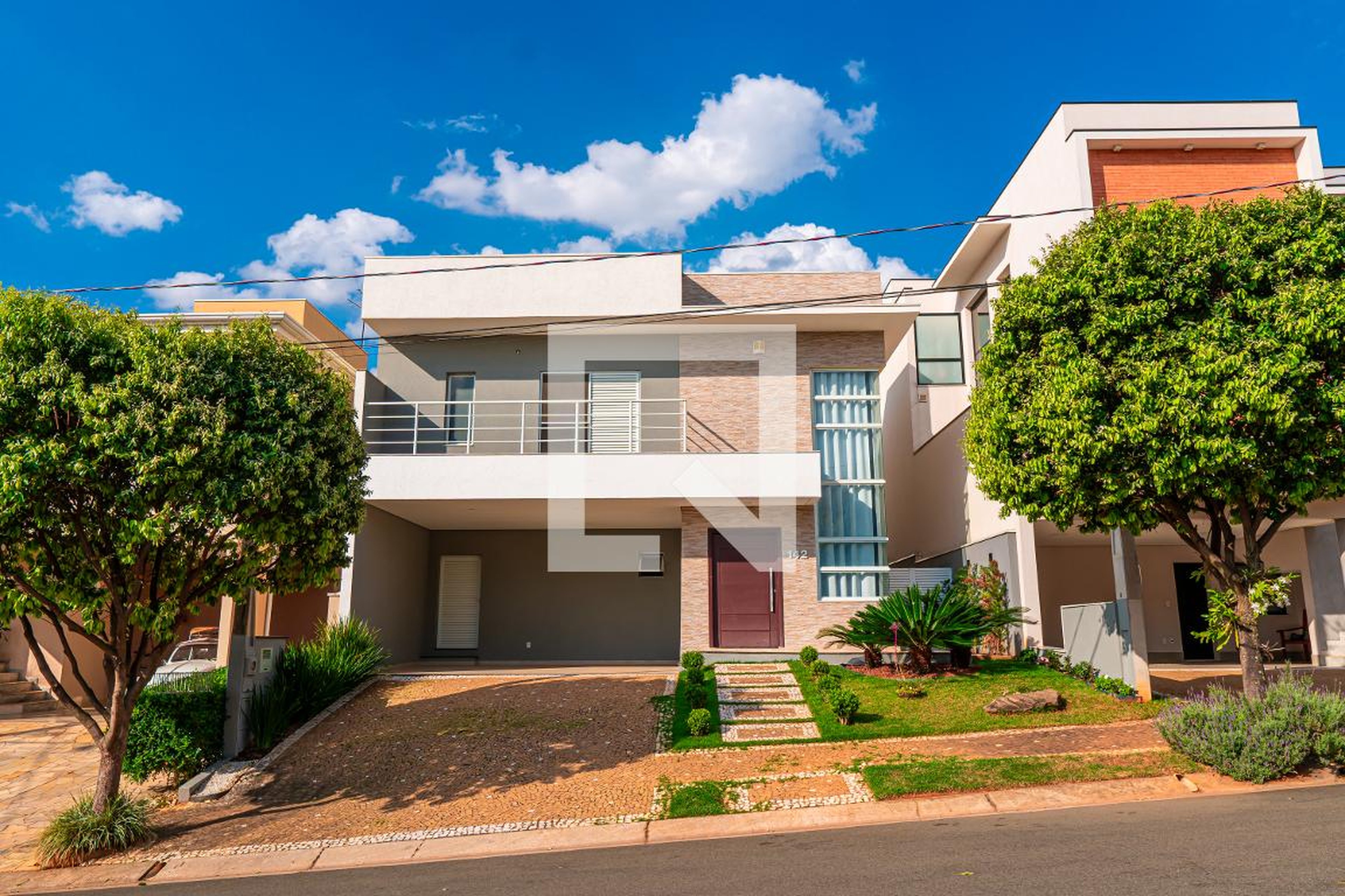 Fachada Condomínio em Rua Admir Albieri, 142