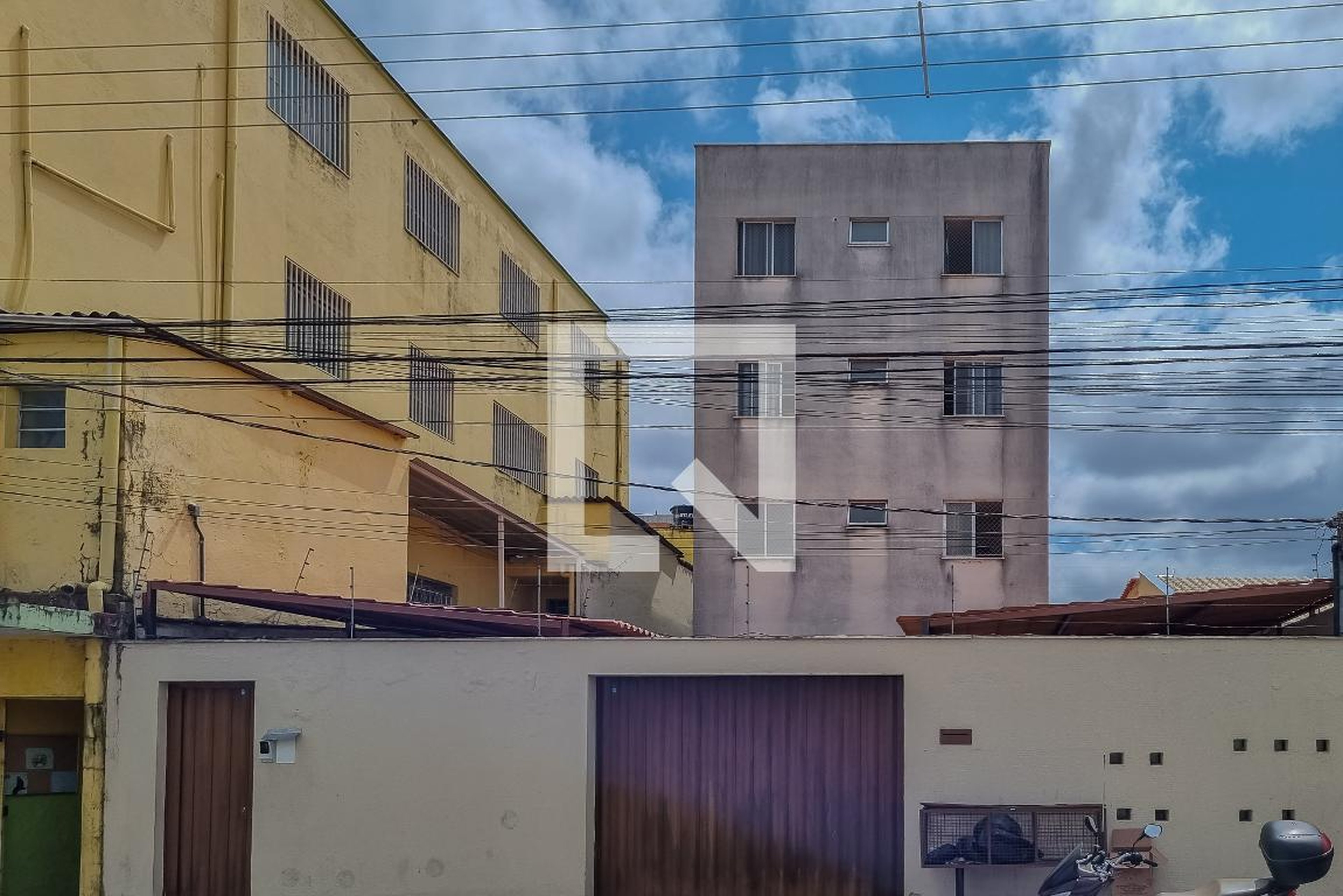 Fachada Condomínio em Rua Lunds Ferreira, 273