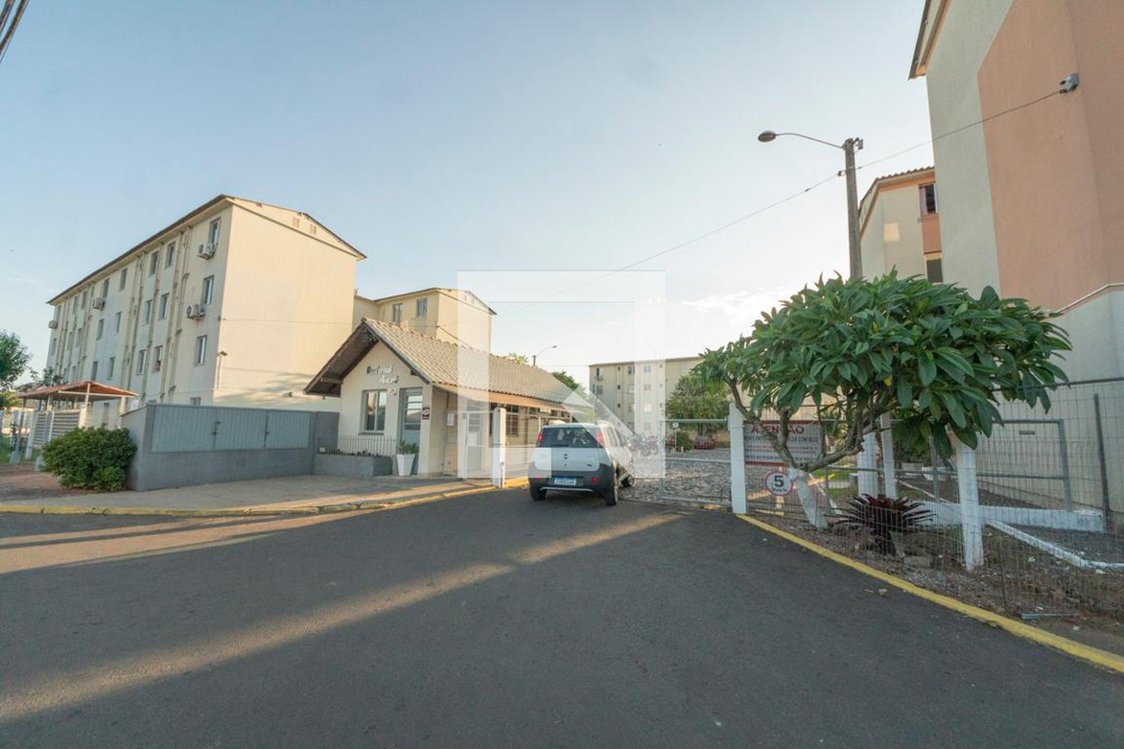 Fachada Condomínio em Rua Valdemiro da Silva, 320