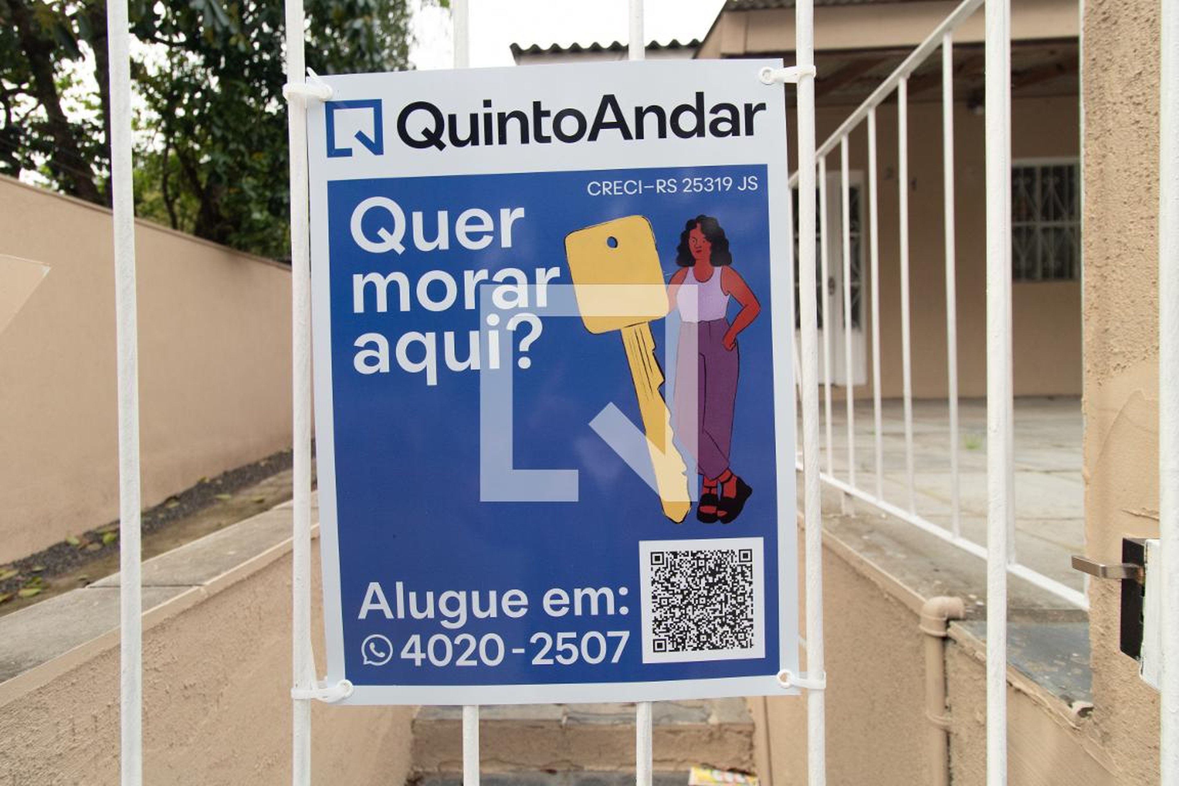 Fachada Condomínio em Rua Miguel Ascoleze, 241