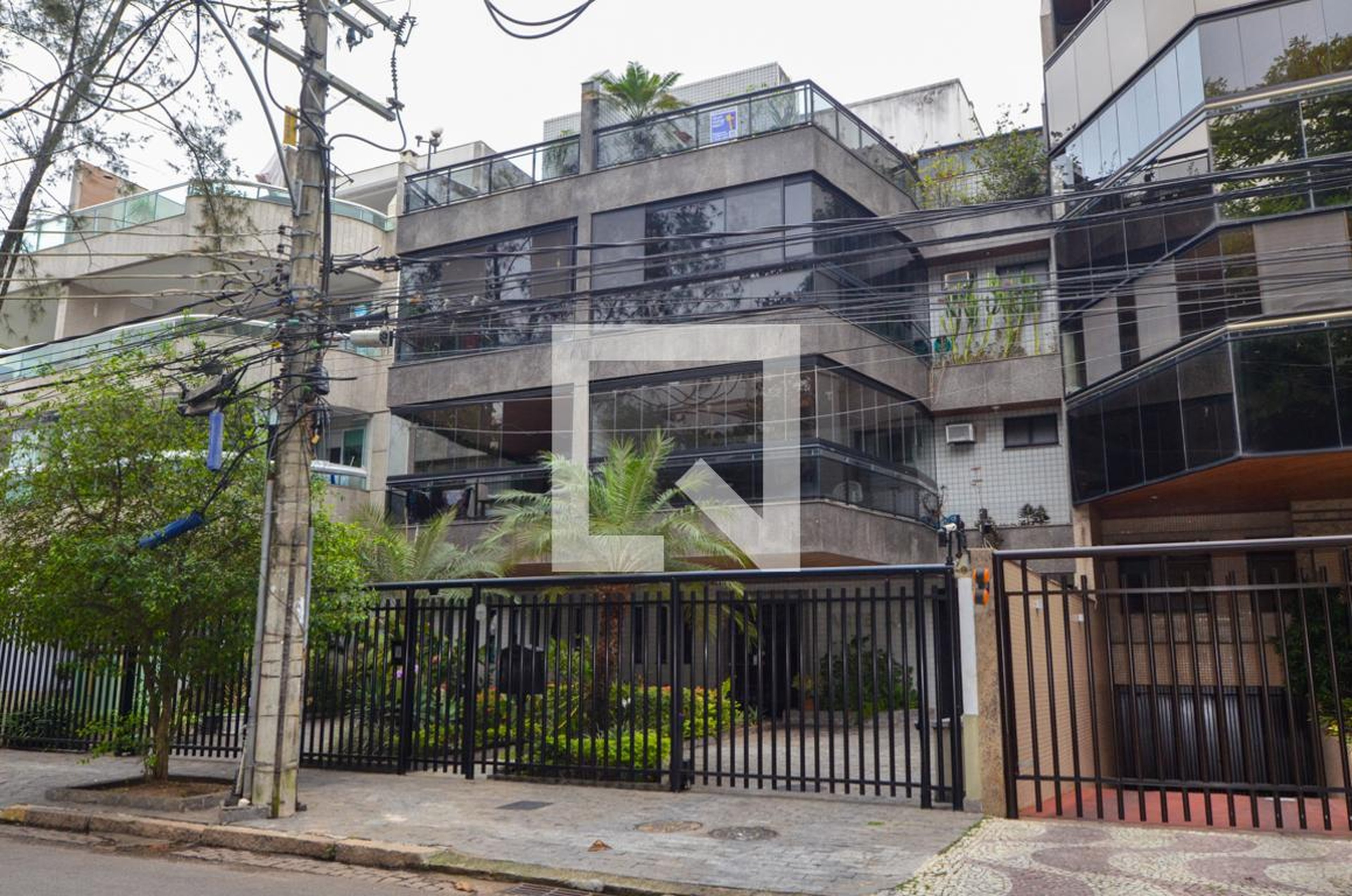 Fachada do Prédio Condomínio em Rua Demóstenes Madureira de Pinho, 560