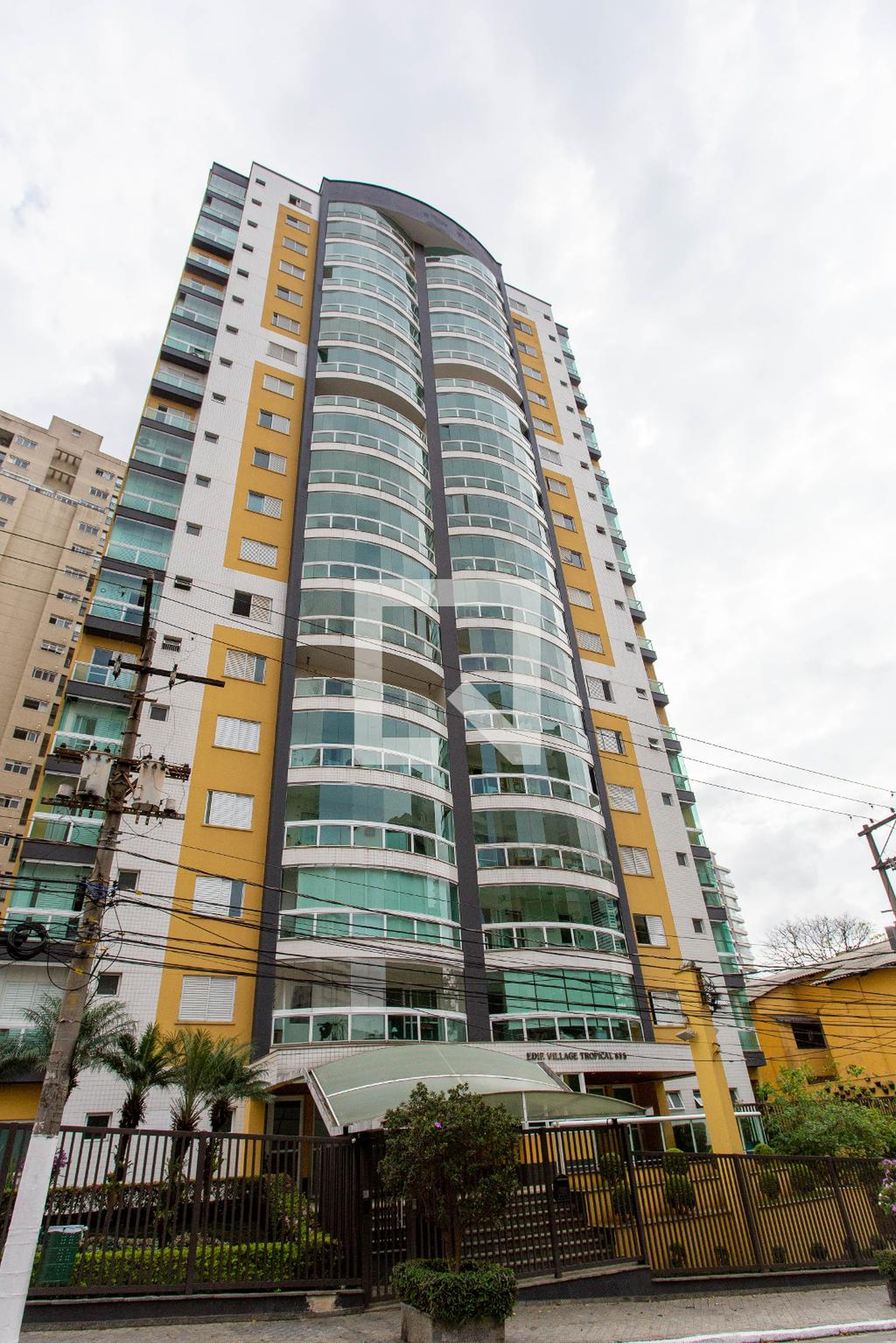 Fachada do condomínio Condomínio Village Tropical