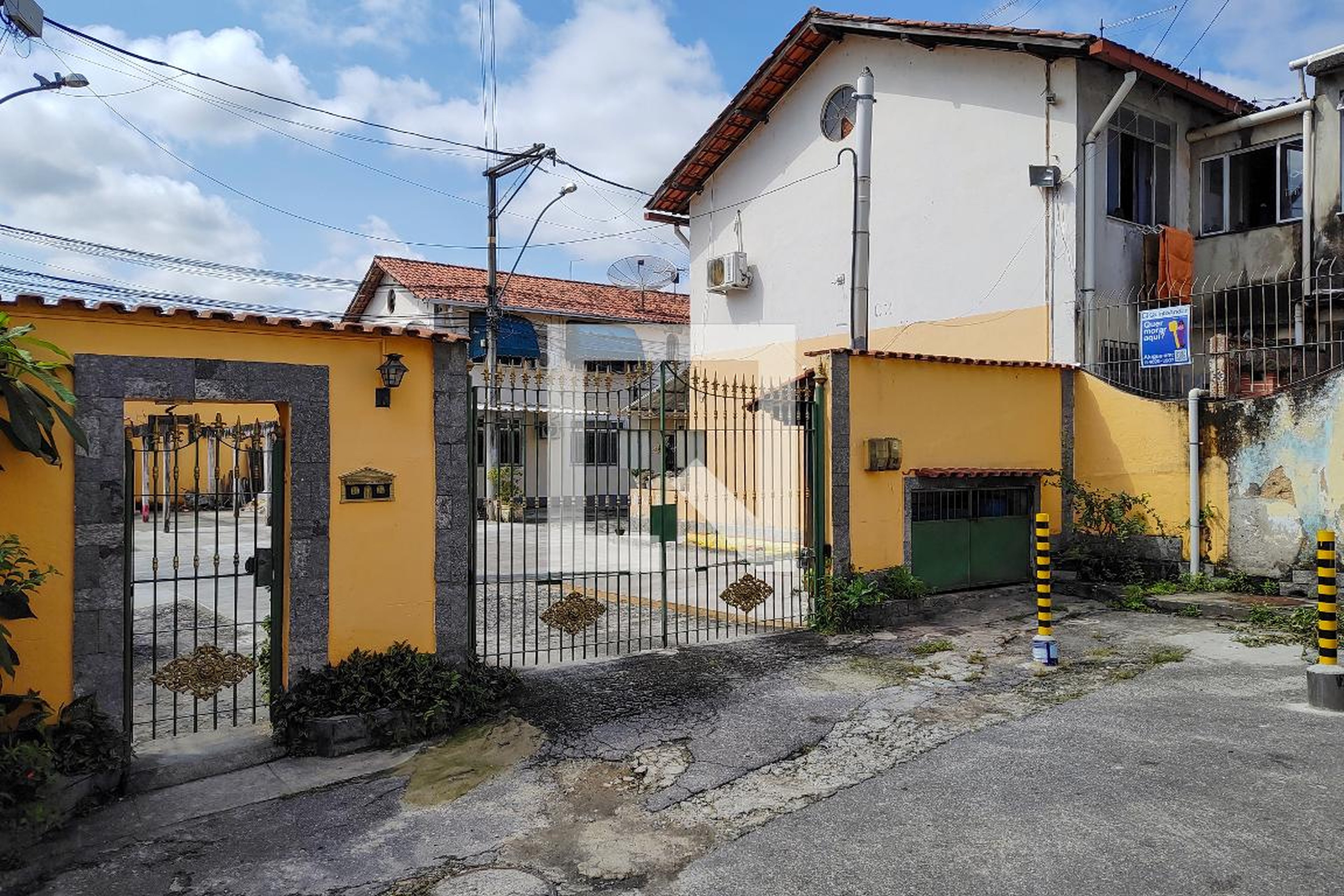 Fachada do condomínio Condomínio em Rua Tiaga Fiori, 311