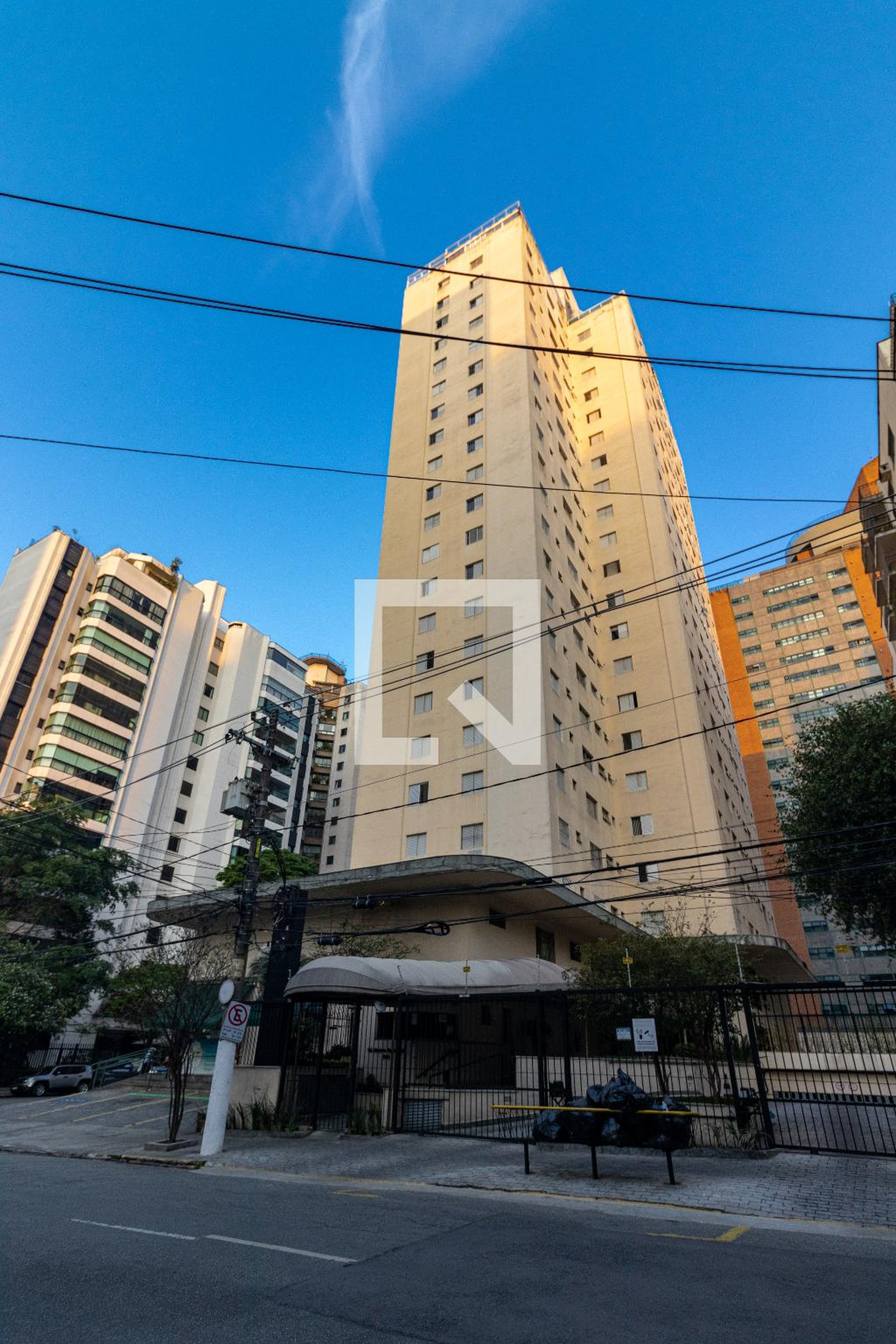 Fachada Condomínio em Alameda dos Jurupis, 943