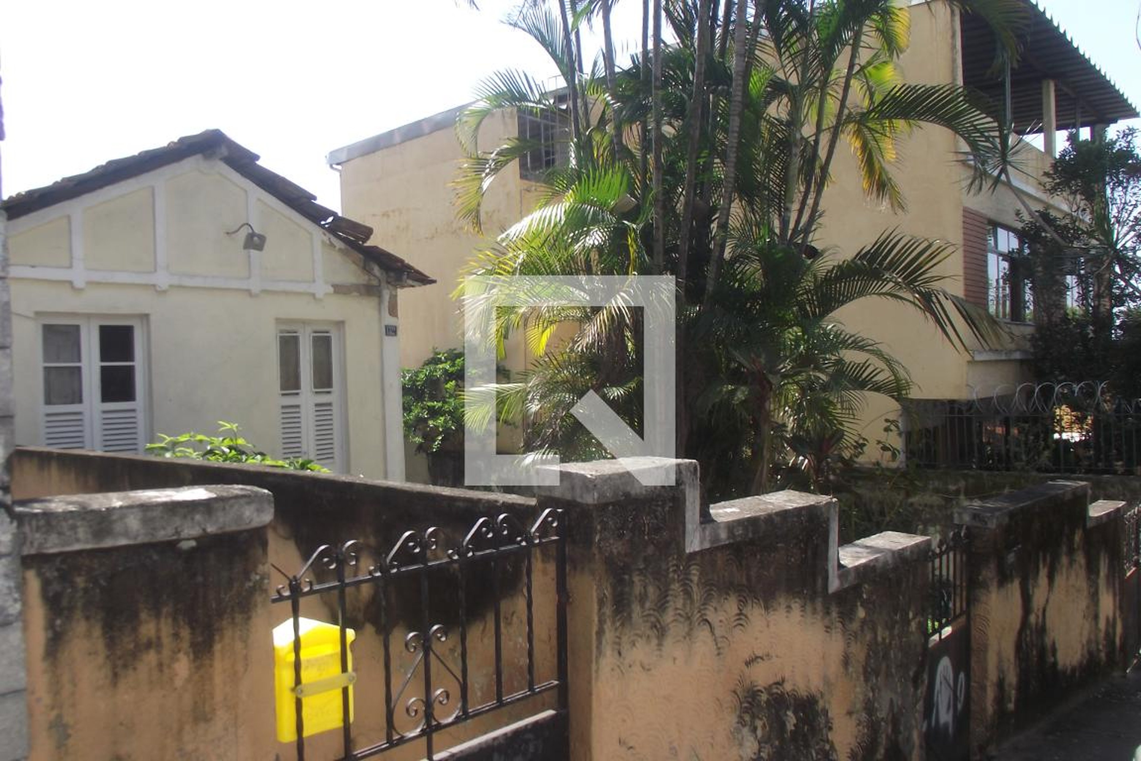 Entrada Condomínio em Rua Domingos de Magalhães, 1322