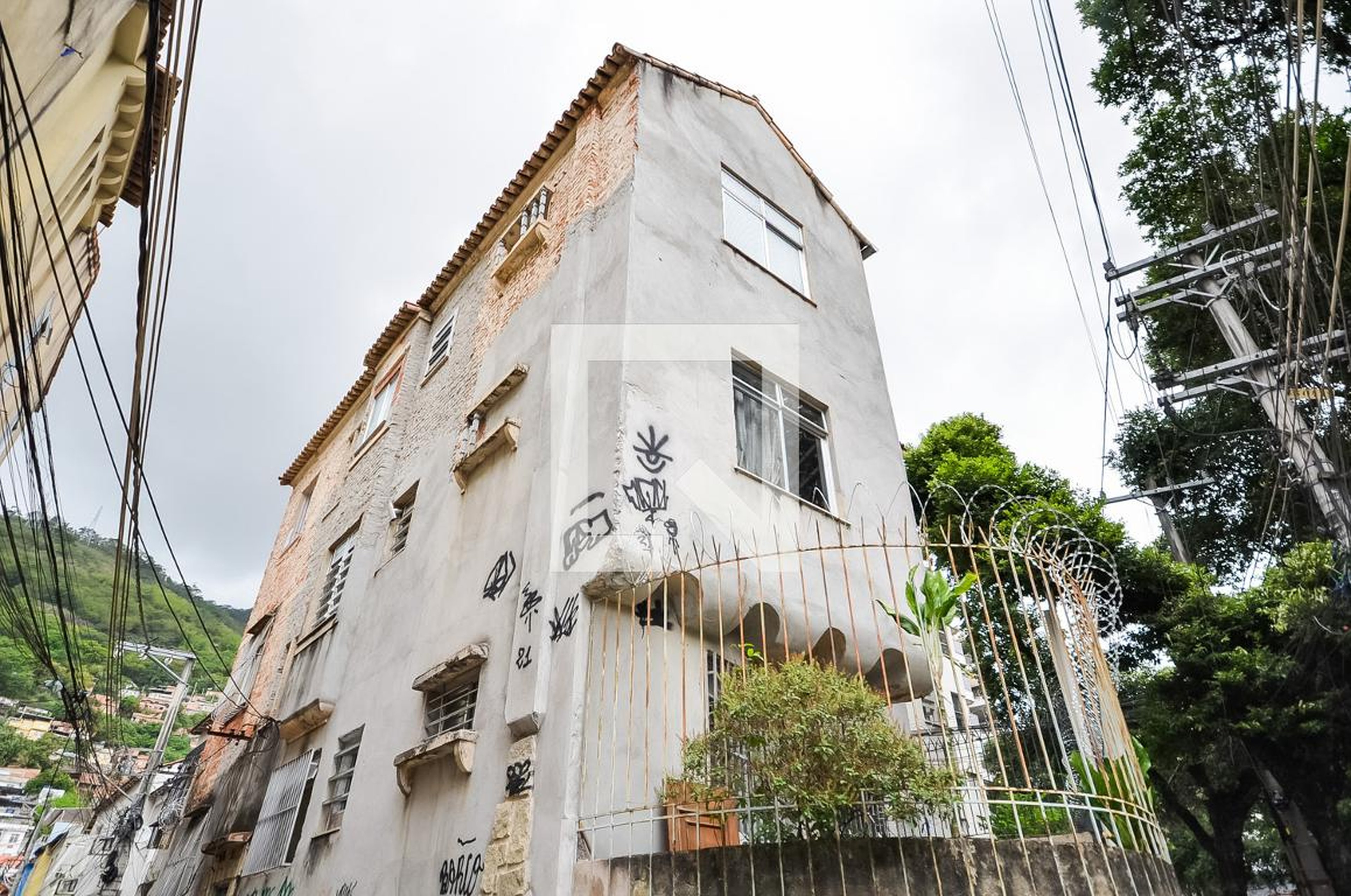 Fachada Condomínio em Rua dos Araújos, 7