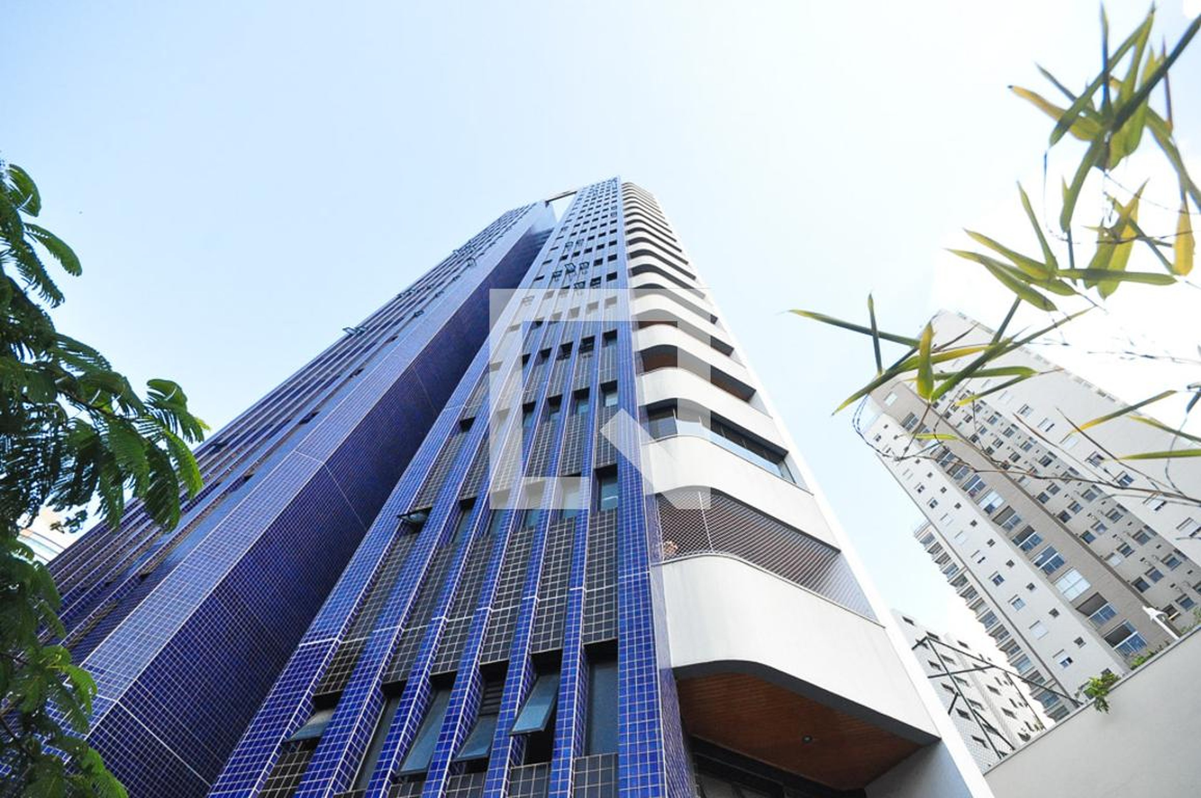 Fachada Condomínio em Rua Domingos Lopes da Silva, 71