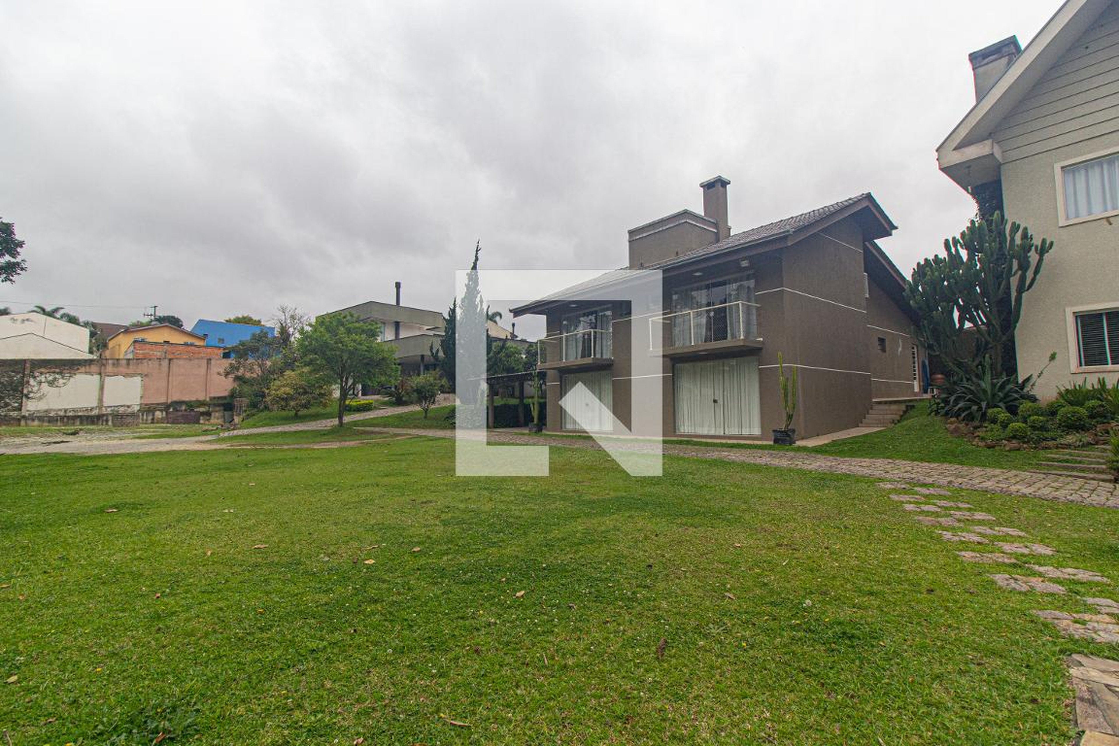 Fachada Condomínio em Rua Juvenal dos Santos, 60