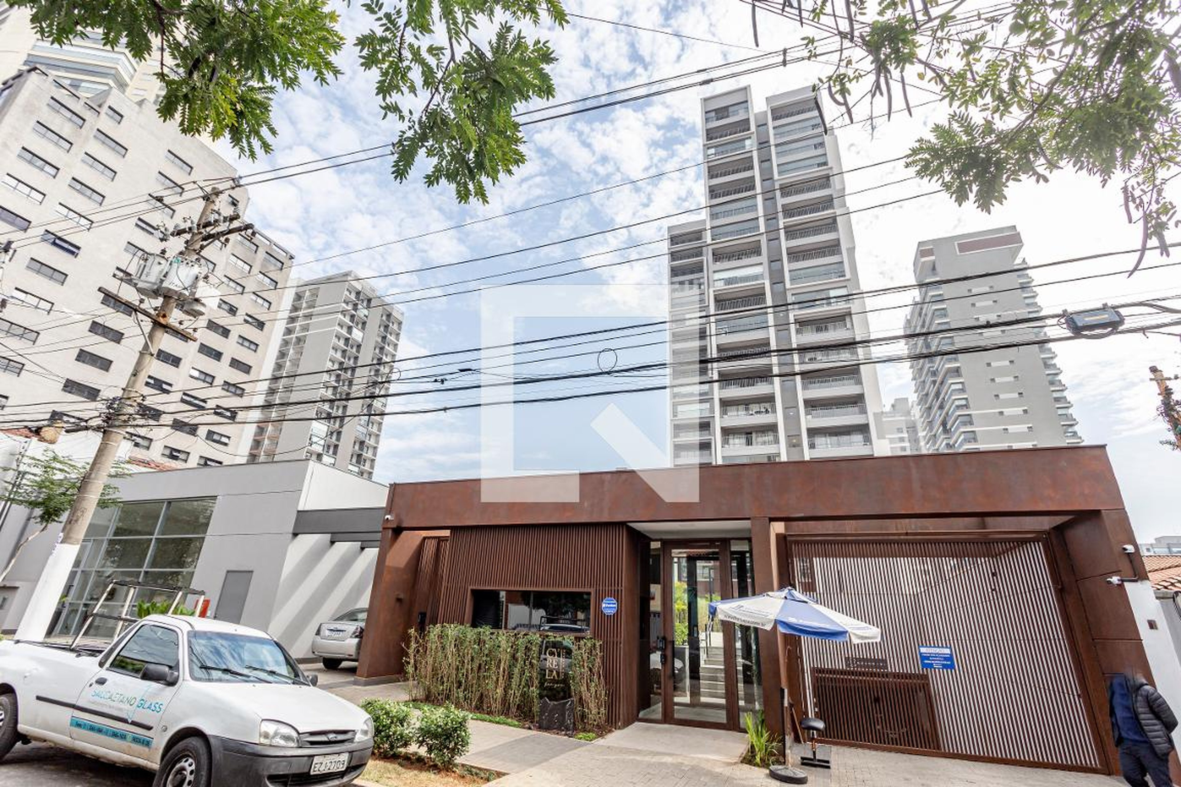 Fachada Condomínio em Rua Carlos Petit, 315