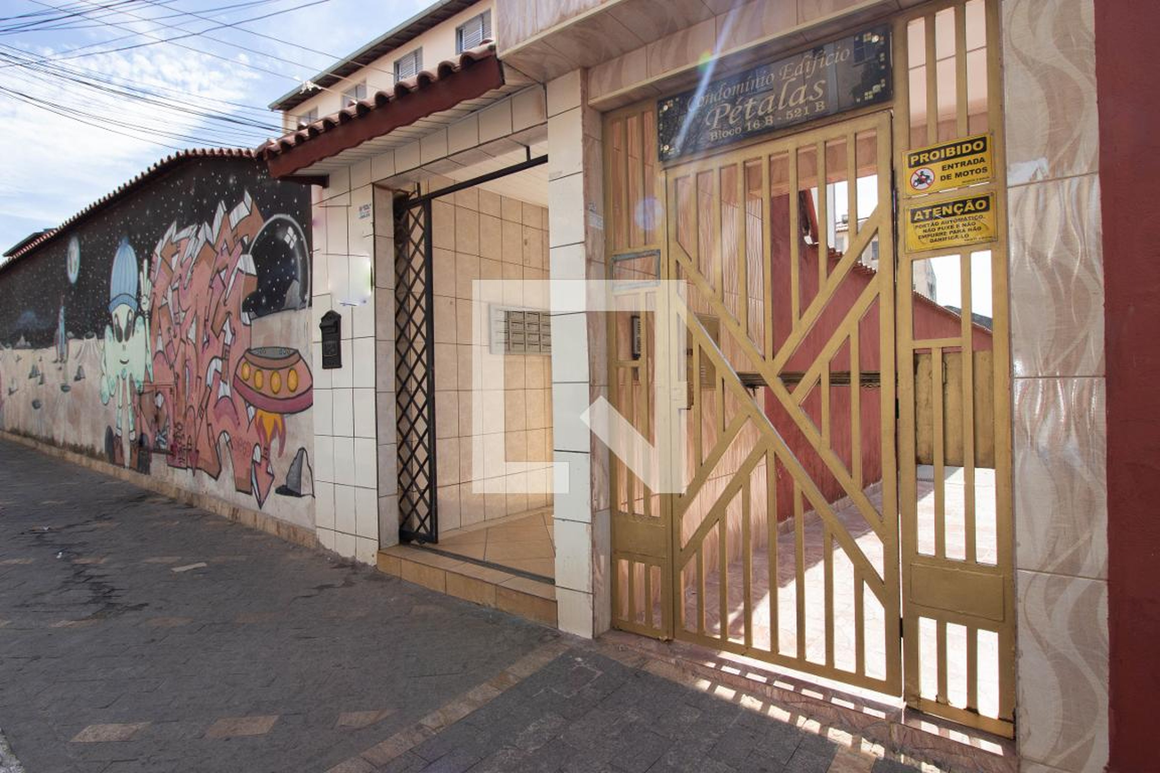 Fachada Condomínio em Rua Antônio Moura Andrade, 522