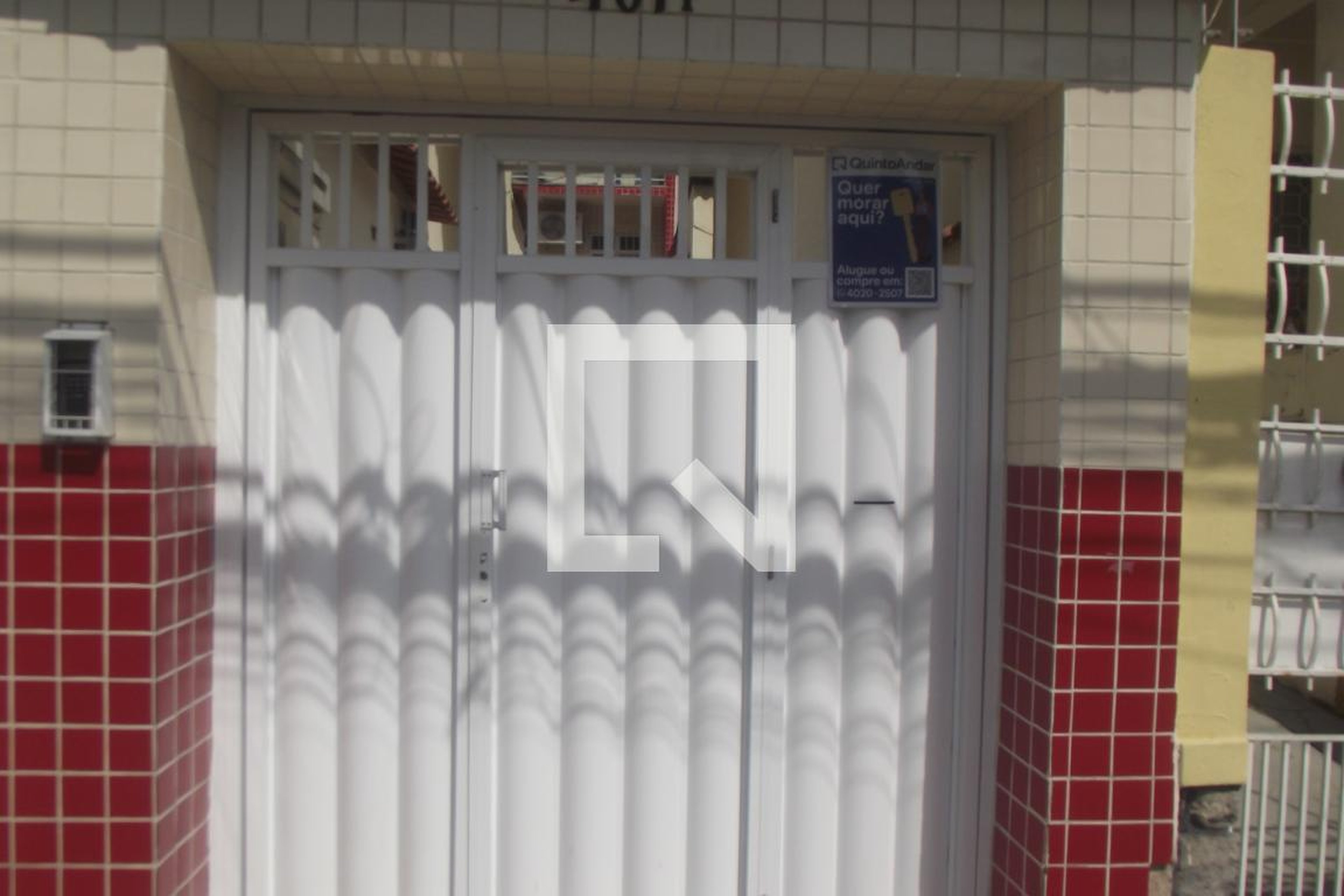 Fachada Condomínio em Rua Carneiro da Rocha, 401f