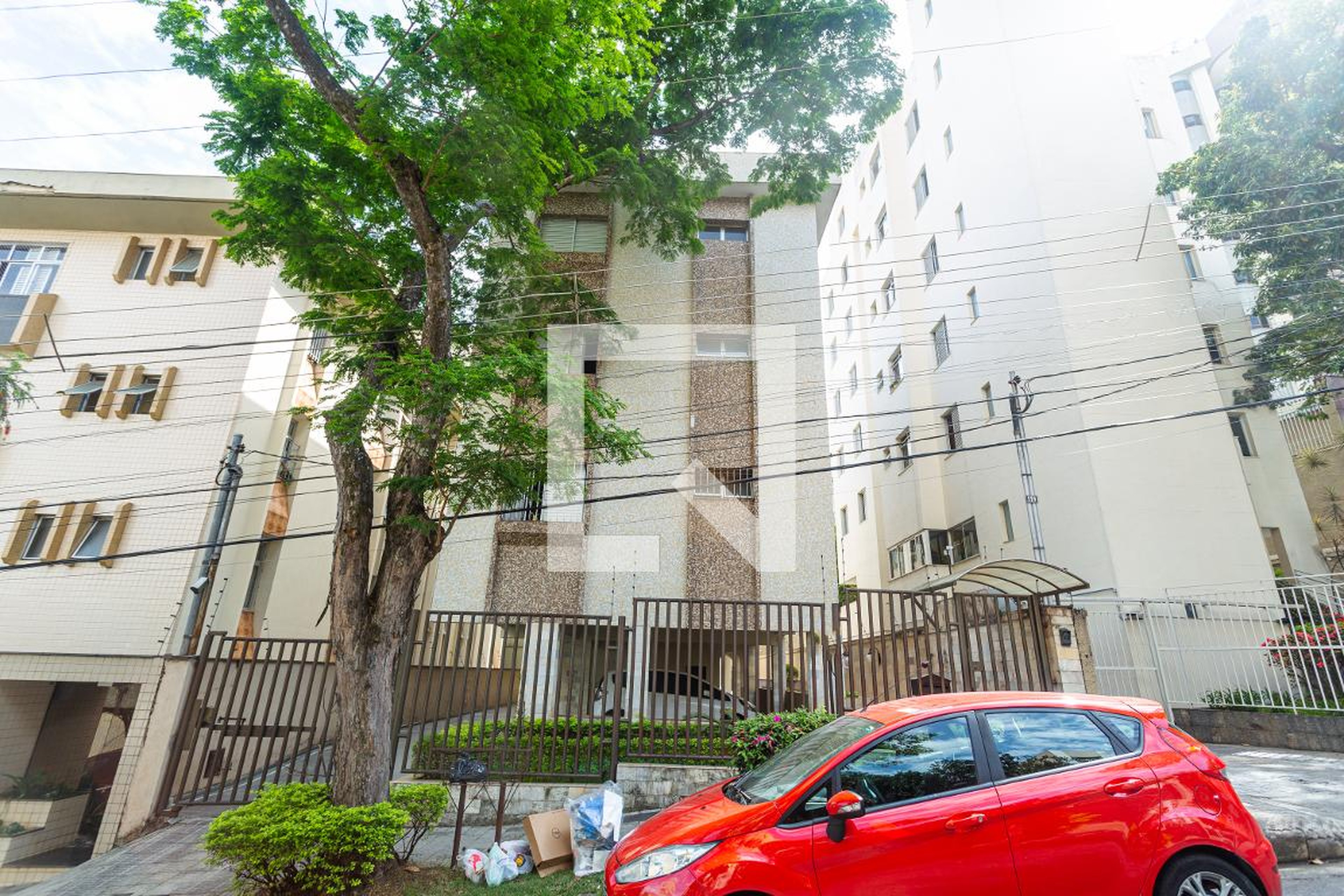 Fachada Condomínio em Rua Vereador Teixeira de Azeredo, 107