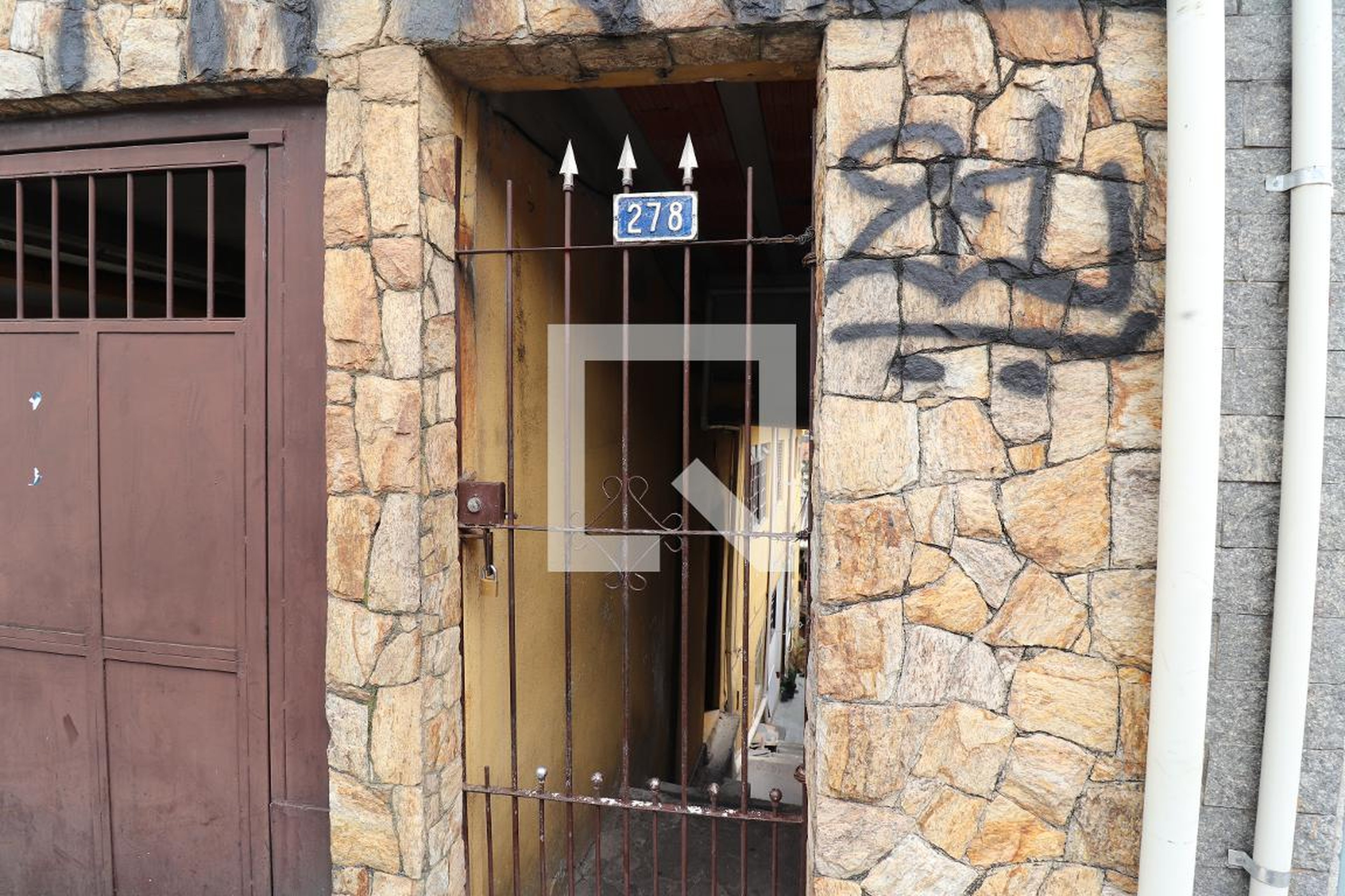 Fachada Condomínio em Rua Dona Rosa Iório, 278