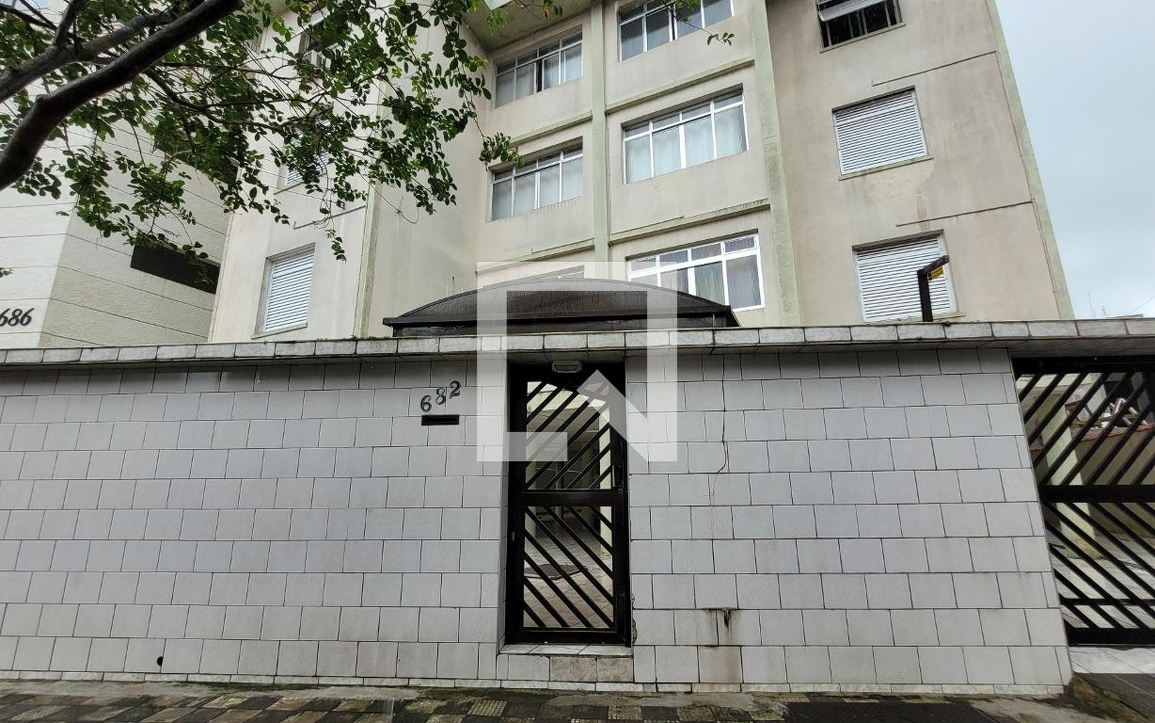 Fachada Condomínio em Rua Carvalho de Mendonça, 682