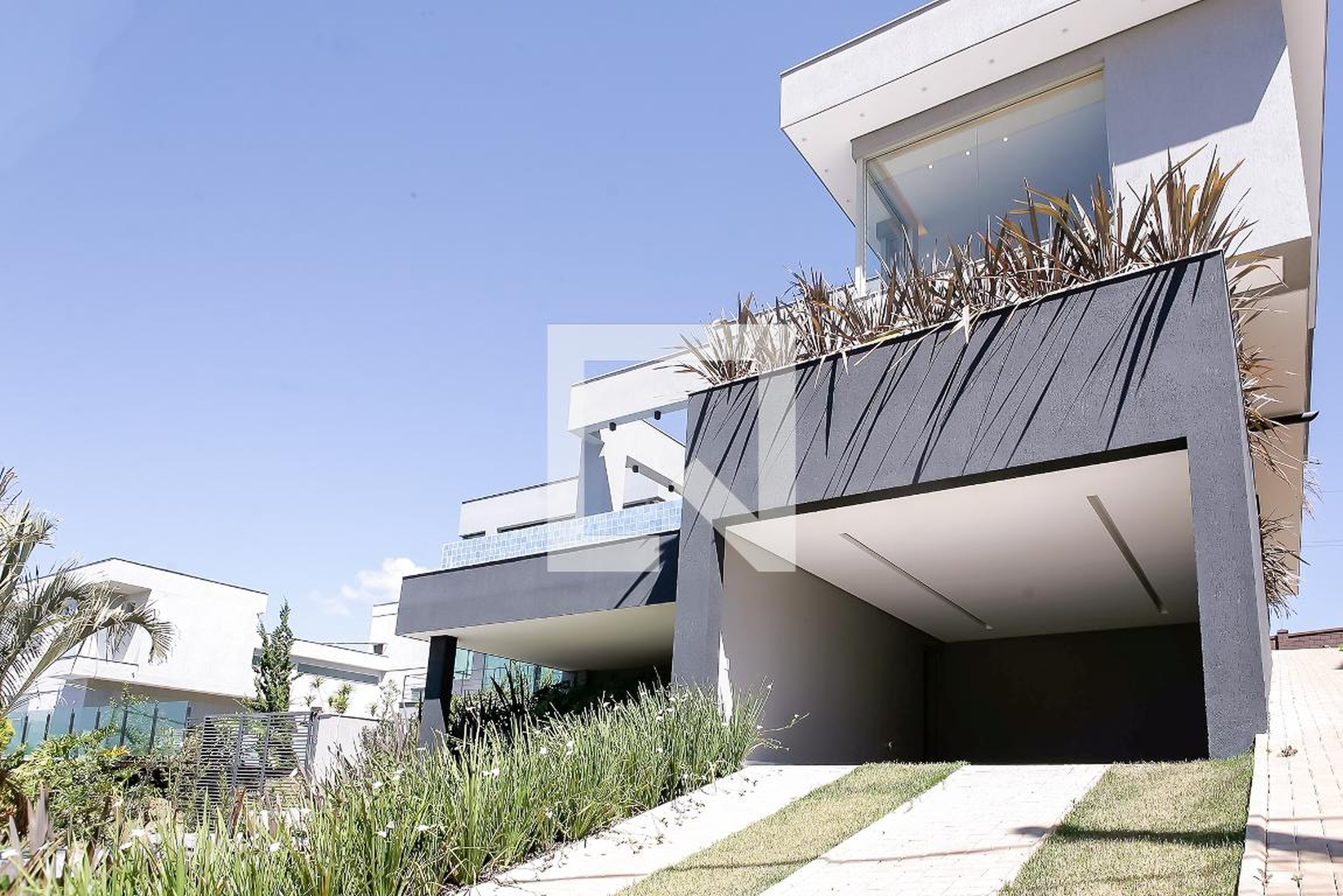 Fachada Condomínio em Rua dos Jatobás, 465