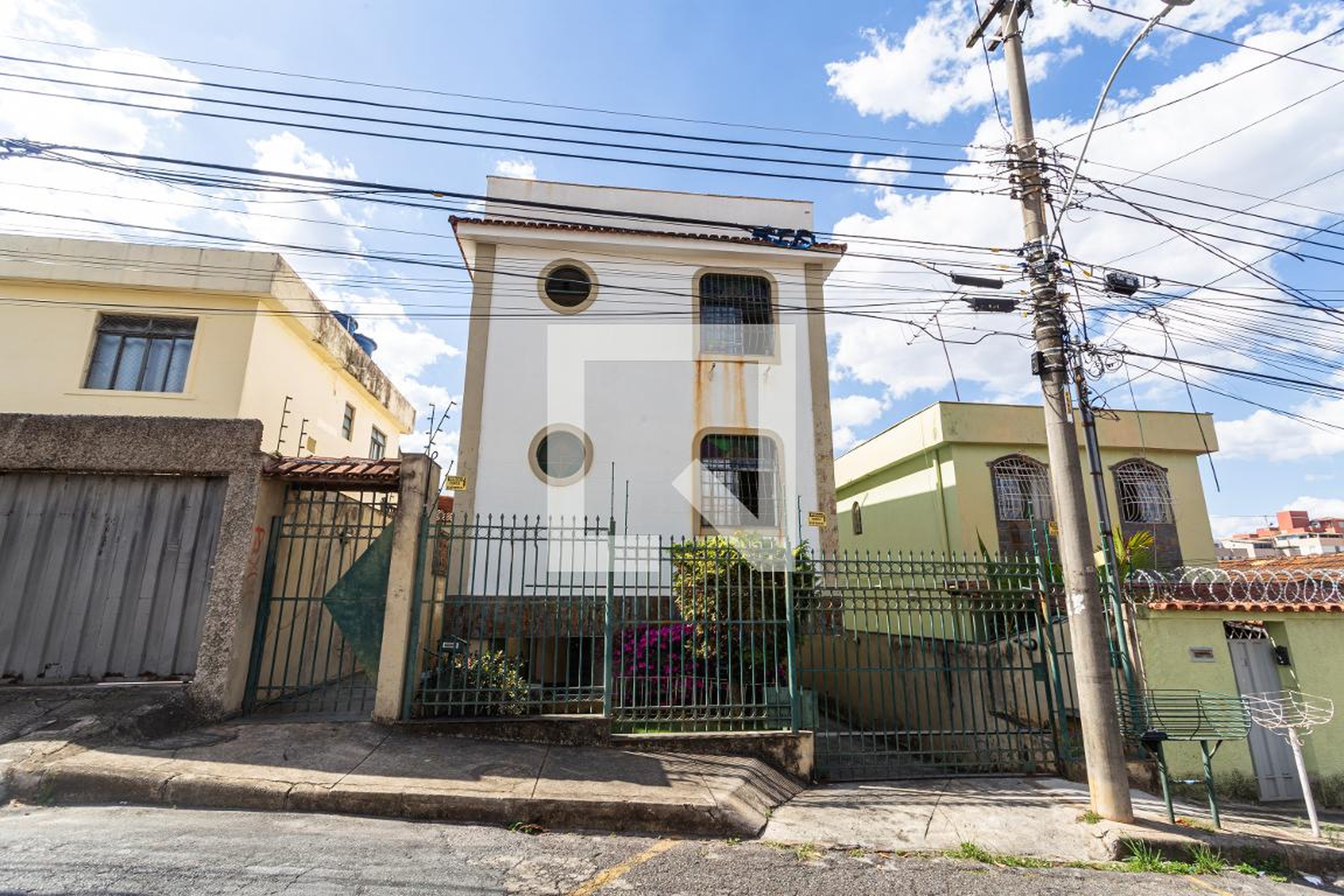 Fachada Condomínio em Rua Ibiratí, 268