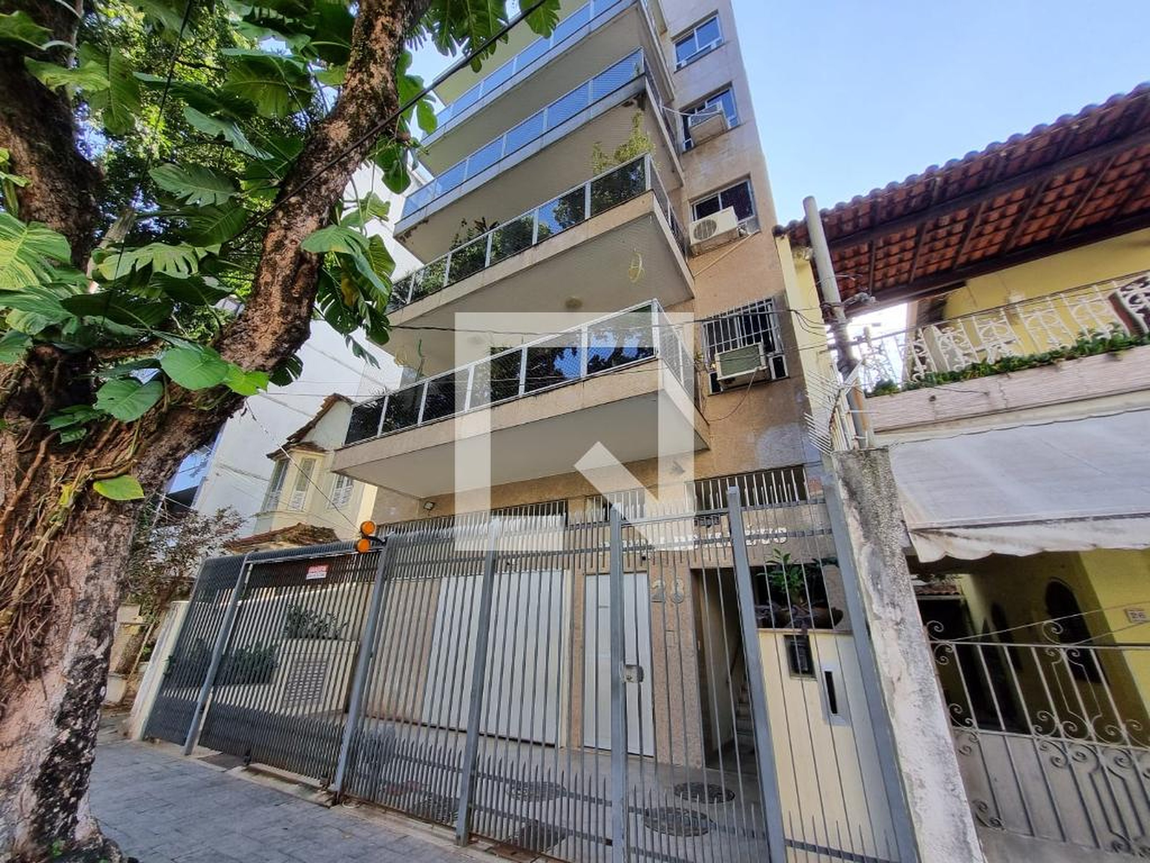 Fachada Condomínio em Rua Senador Muniz Freire, 28