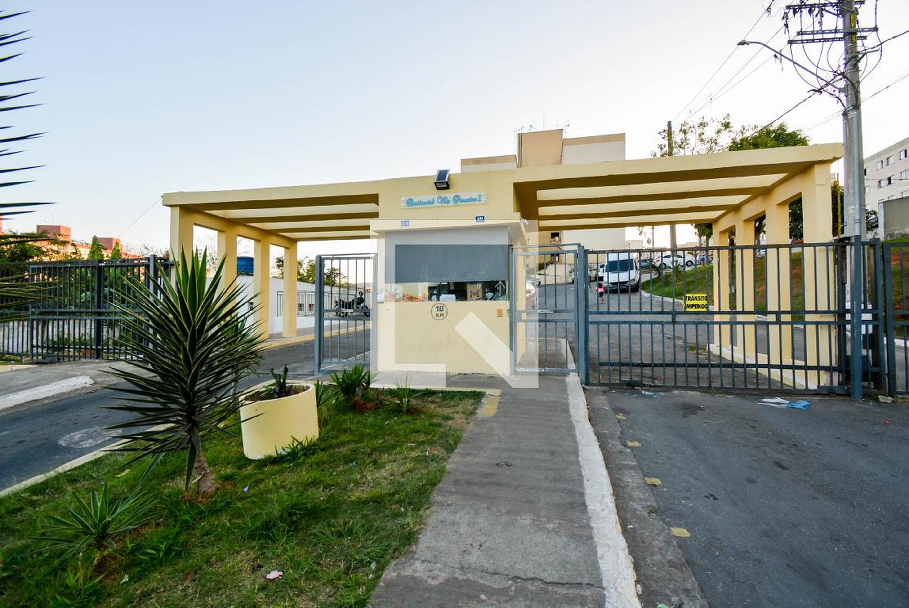 Fachada do Condomínio Condomínio Pimentas I