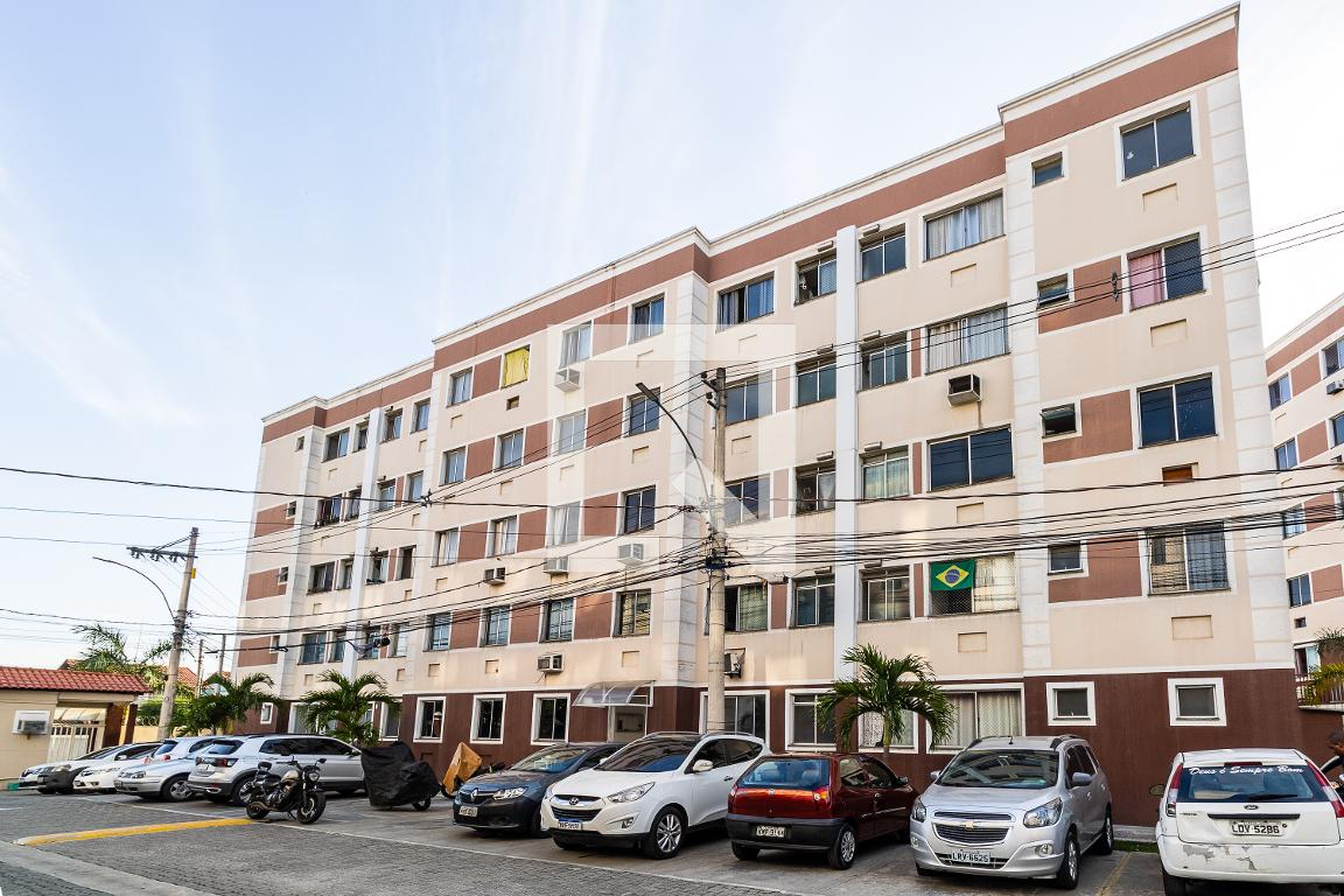 Fachada do Prédio Condomínio em Estrada do Tingui, 2246