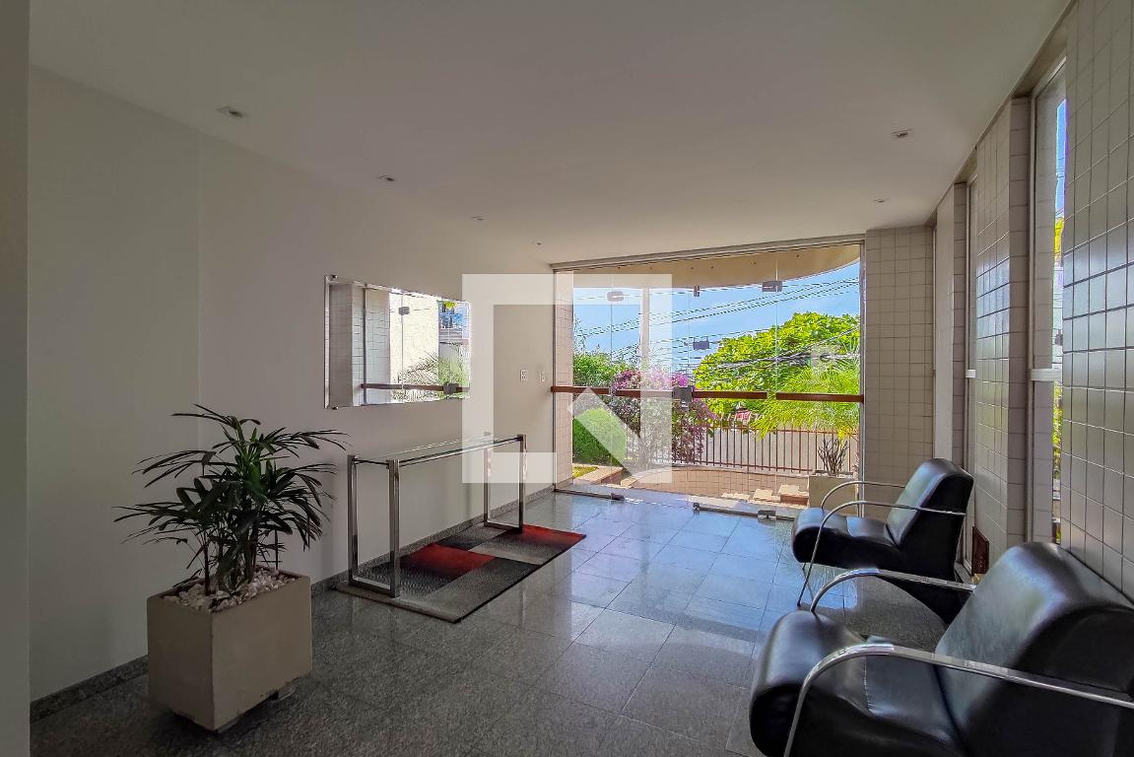 Hall de Entrada Condomínio em Rua Américo Macedo, 373