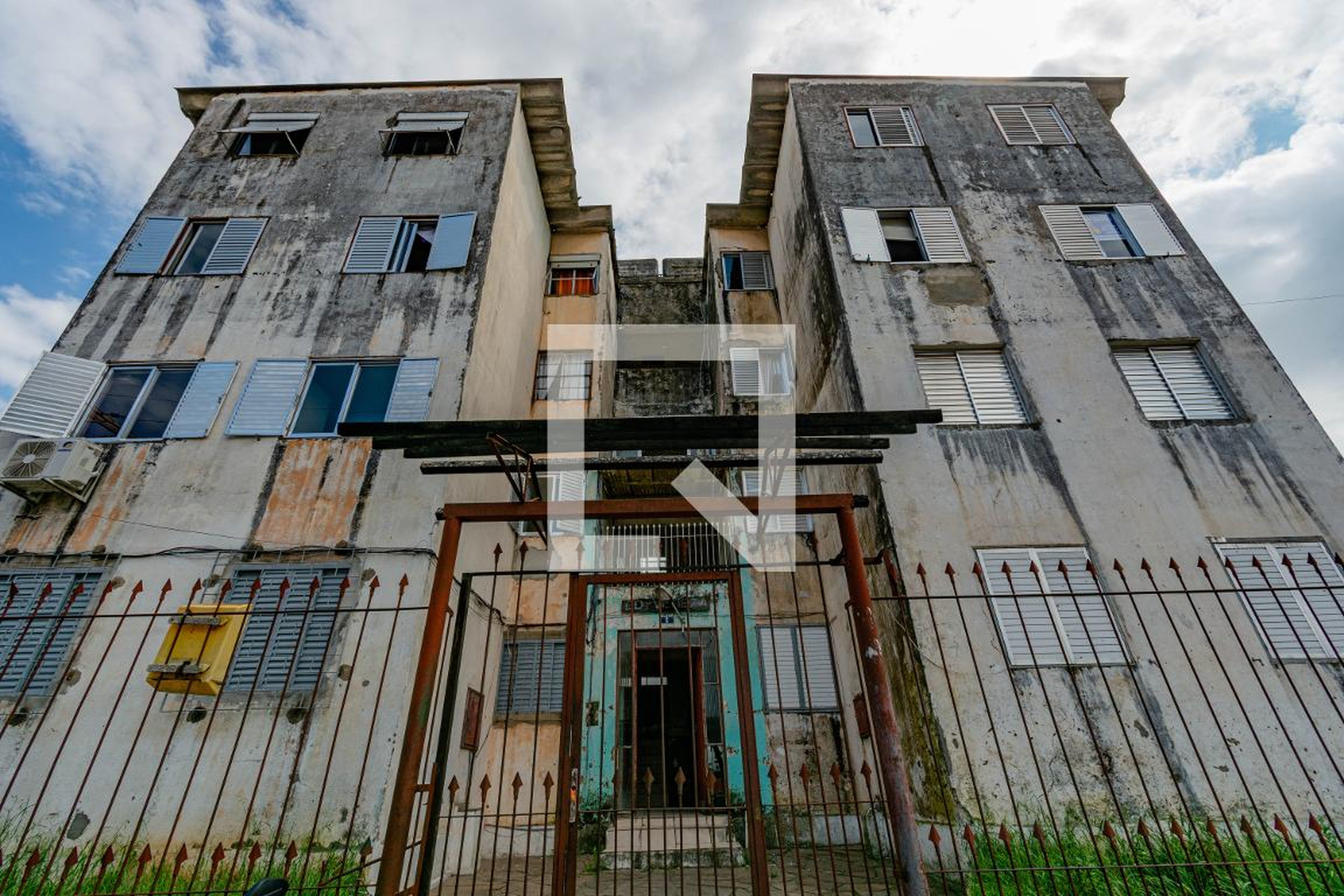 Fachada Condomínio em Avenida Dezessete de Abril, 303