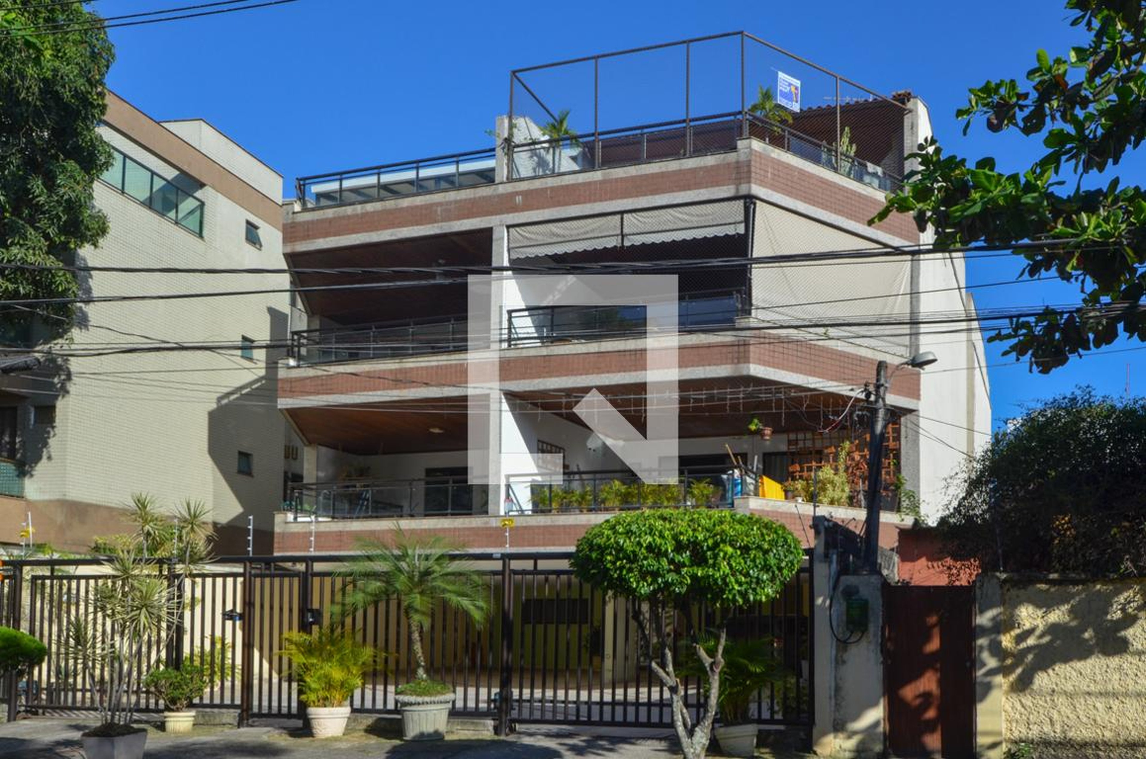 Fachada Condomínio em Rua Desembargador Paulo Alonso, 410