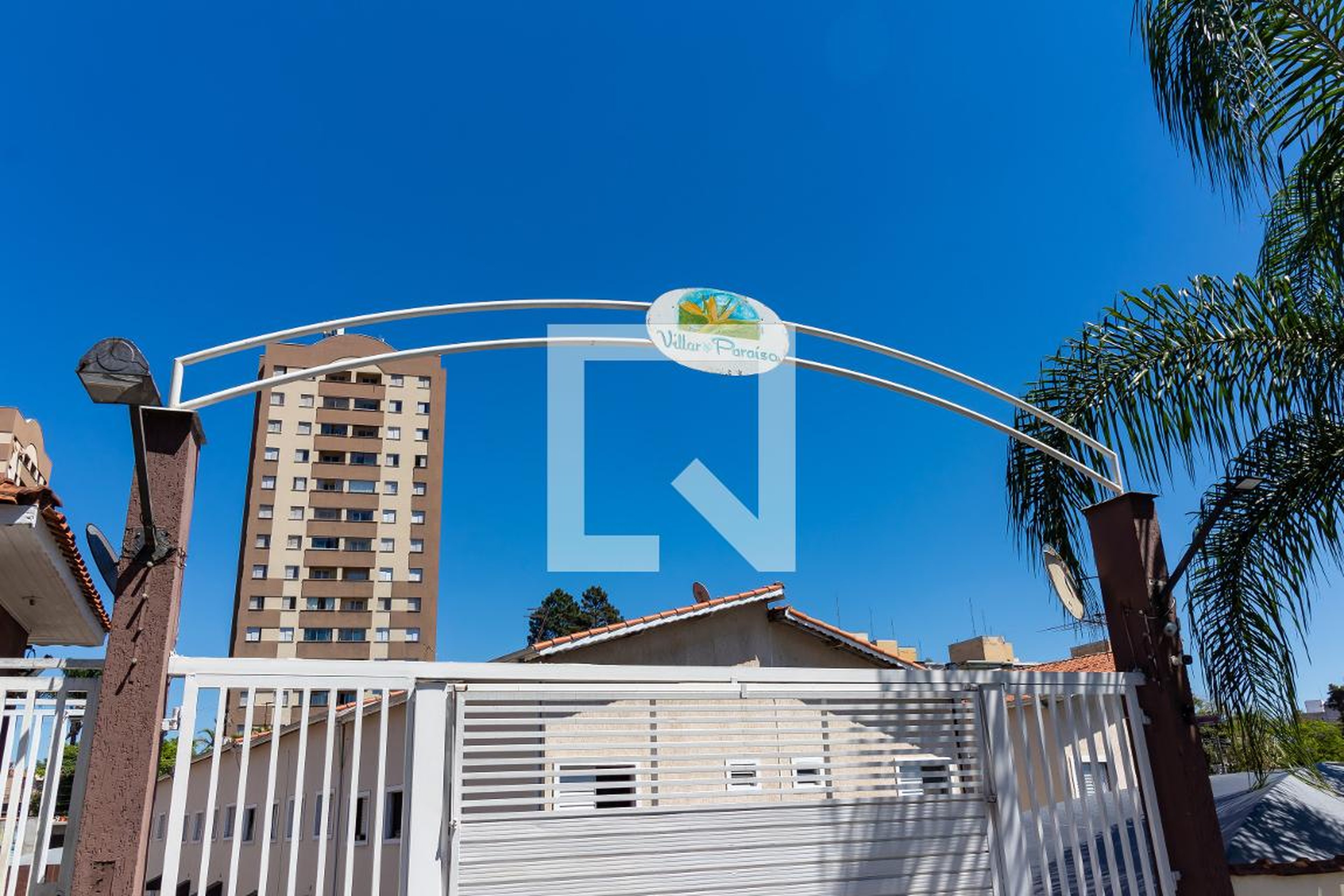 Fachada do Condomínio Condomínio em Rua Vilar do Paraíso, 55, 42