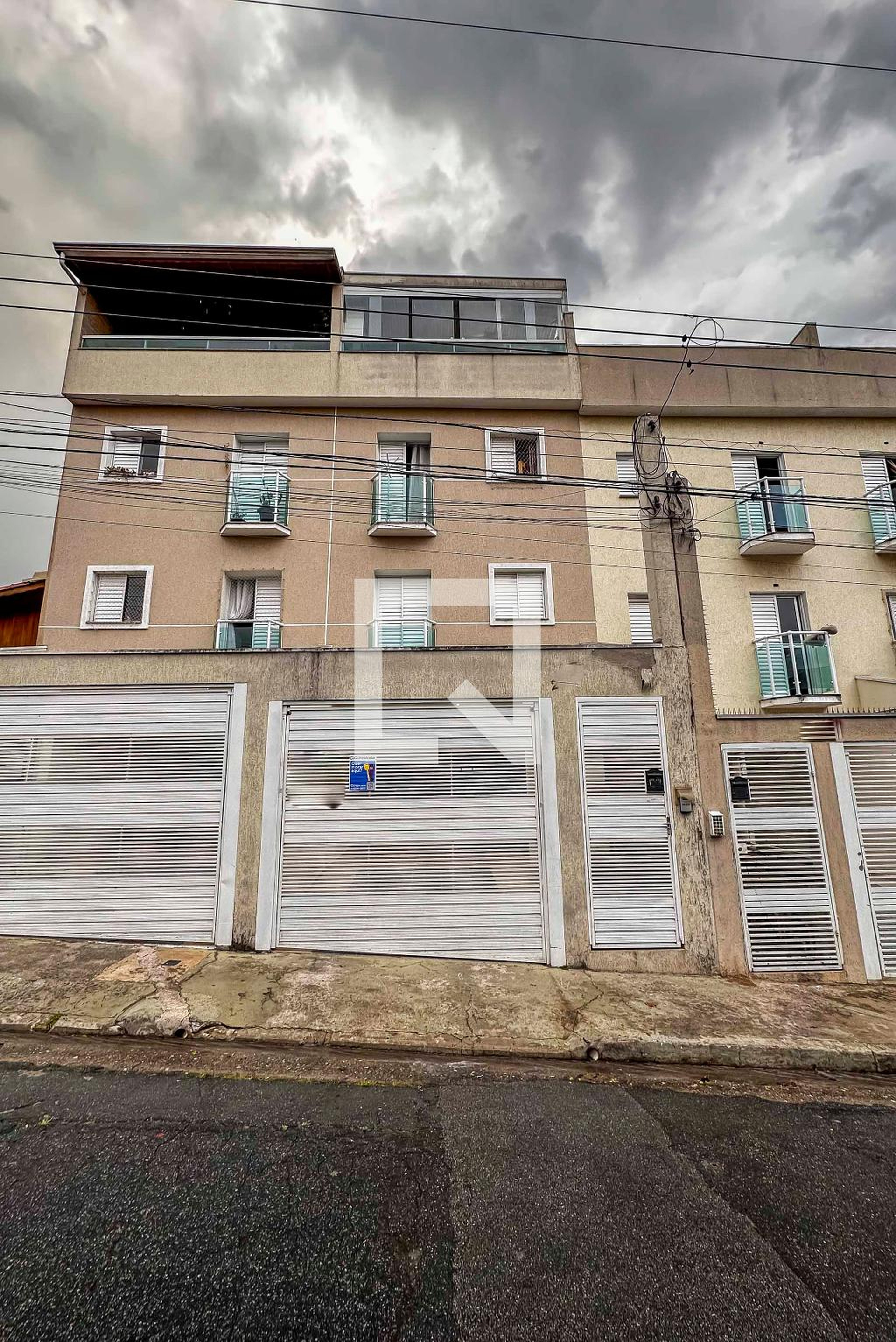 Fachada Condomínio em Rua Lourenço de Almada, 239