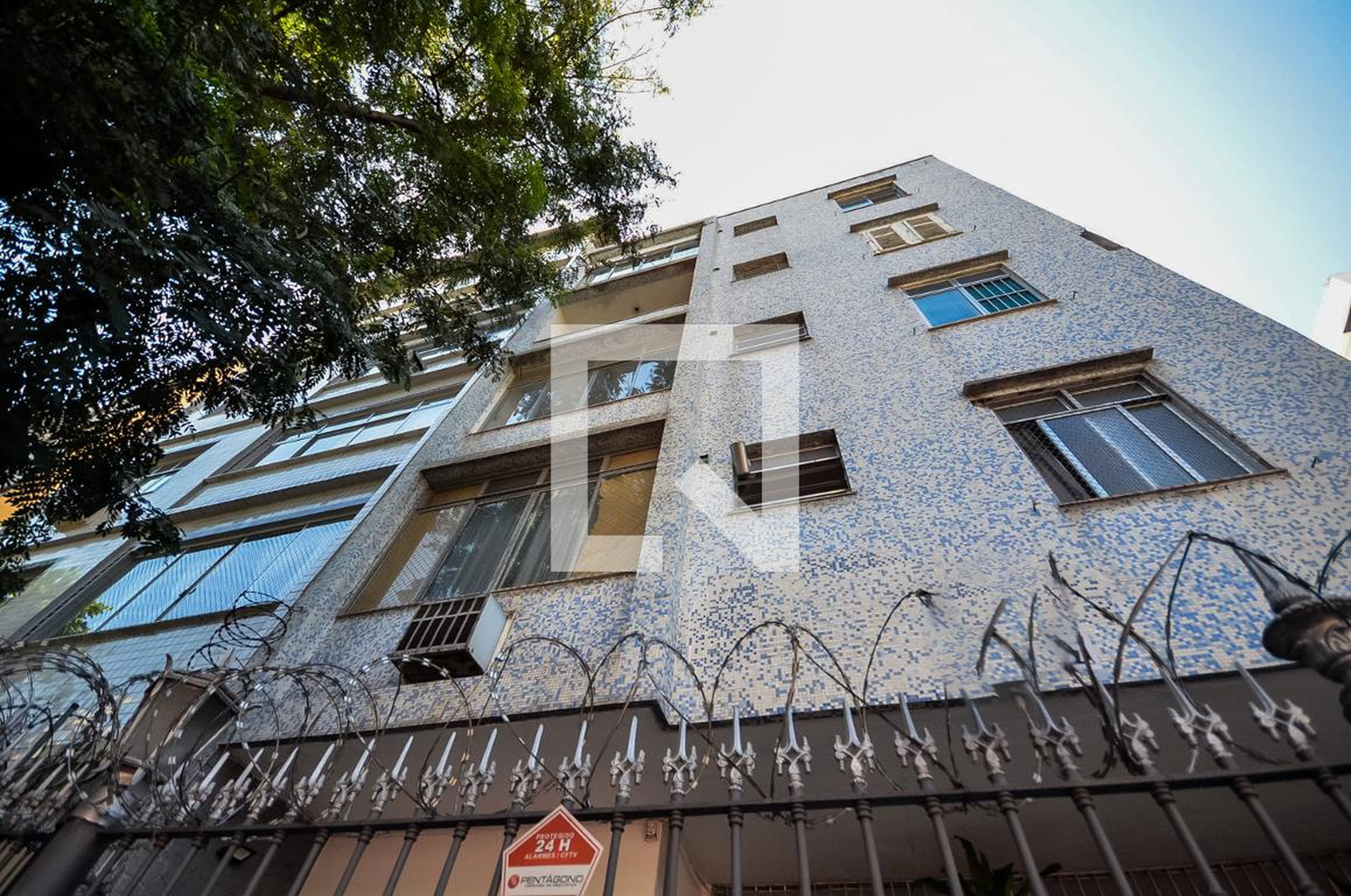 Fachada Condomínio em Rua Teodoro da Silva, 392