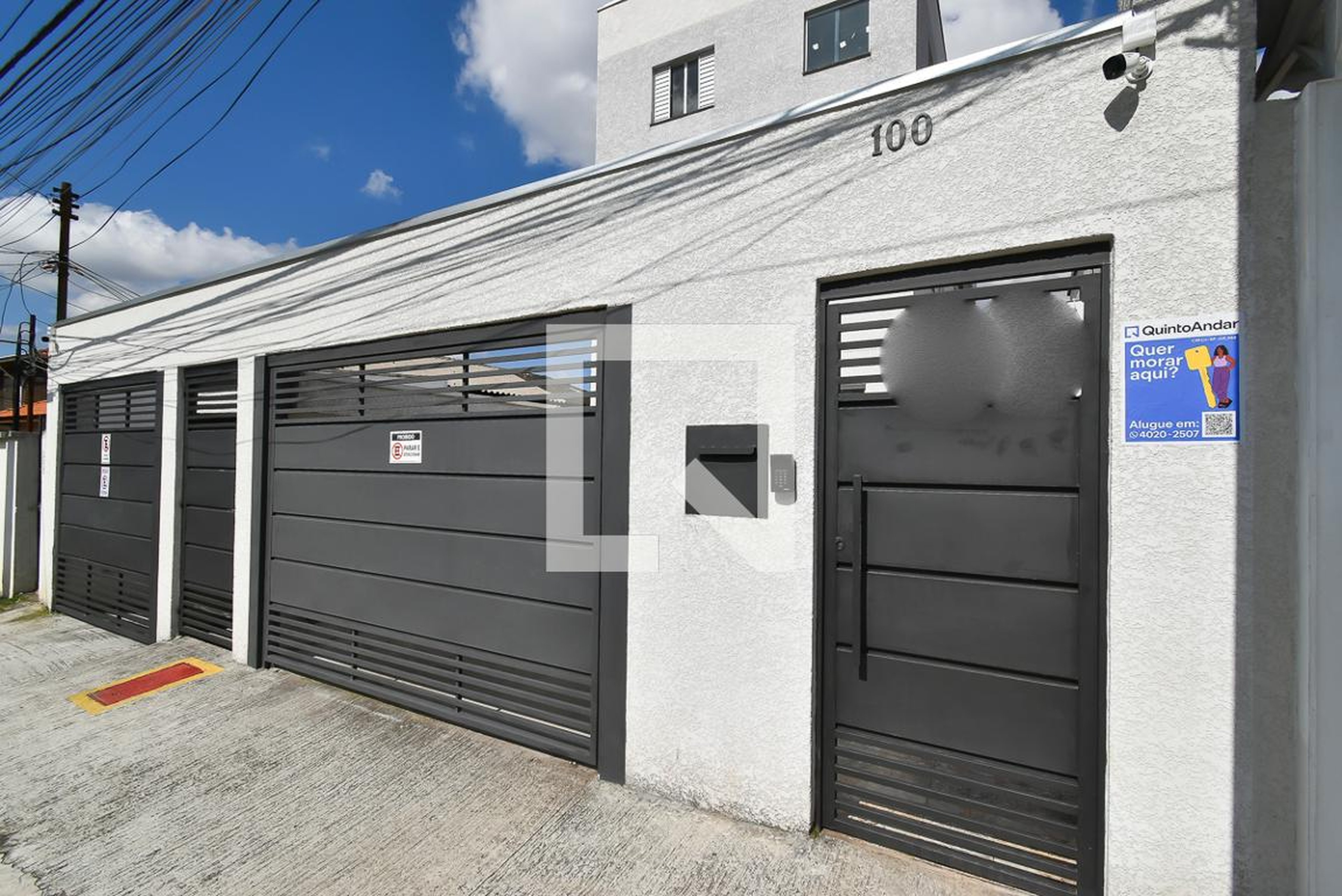 Fachada Condomínio em Rua Cinamomos, 100