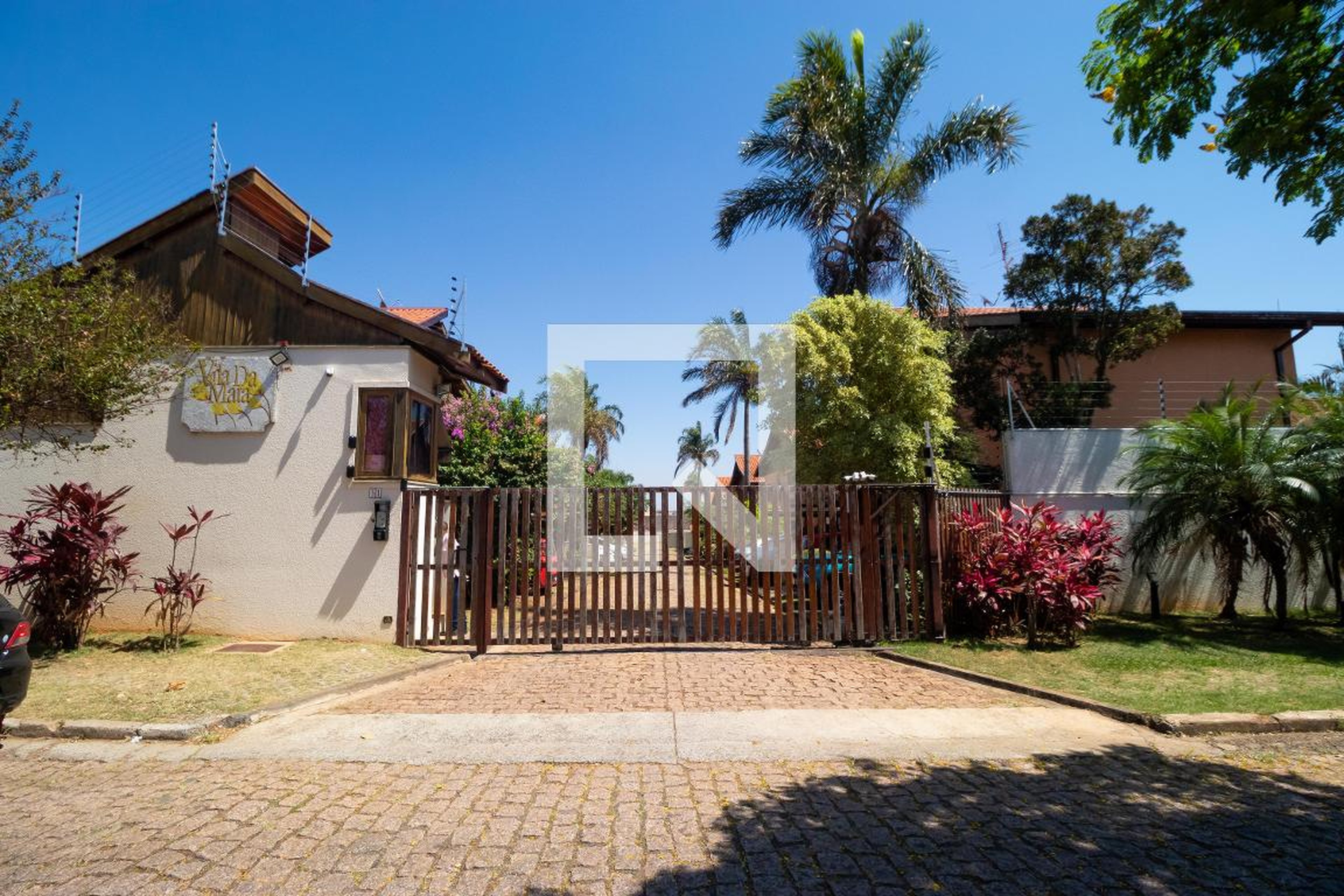Fachada do Condomínio Condomínio em Rua Flore, 51