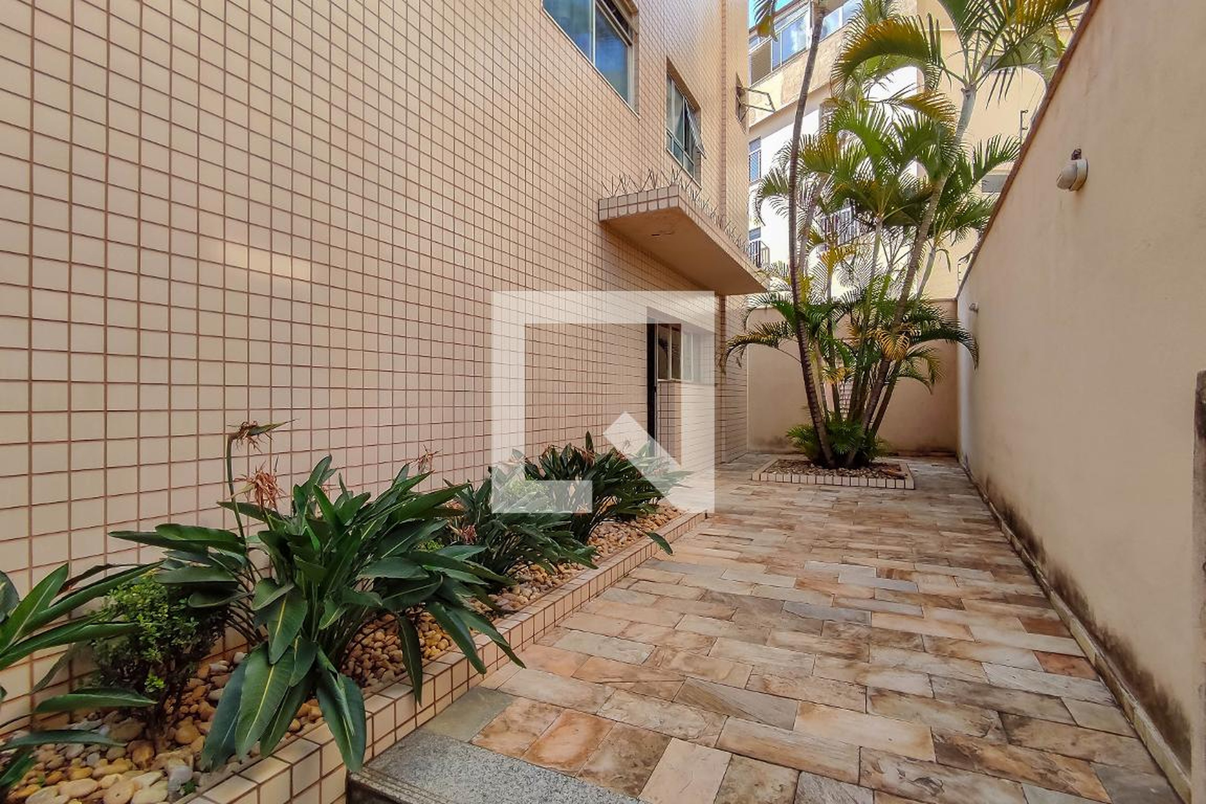 Entrada Condomínio em Rua Pímentel Barbosa, 75