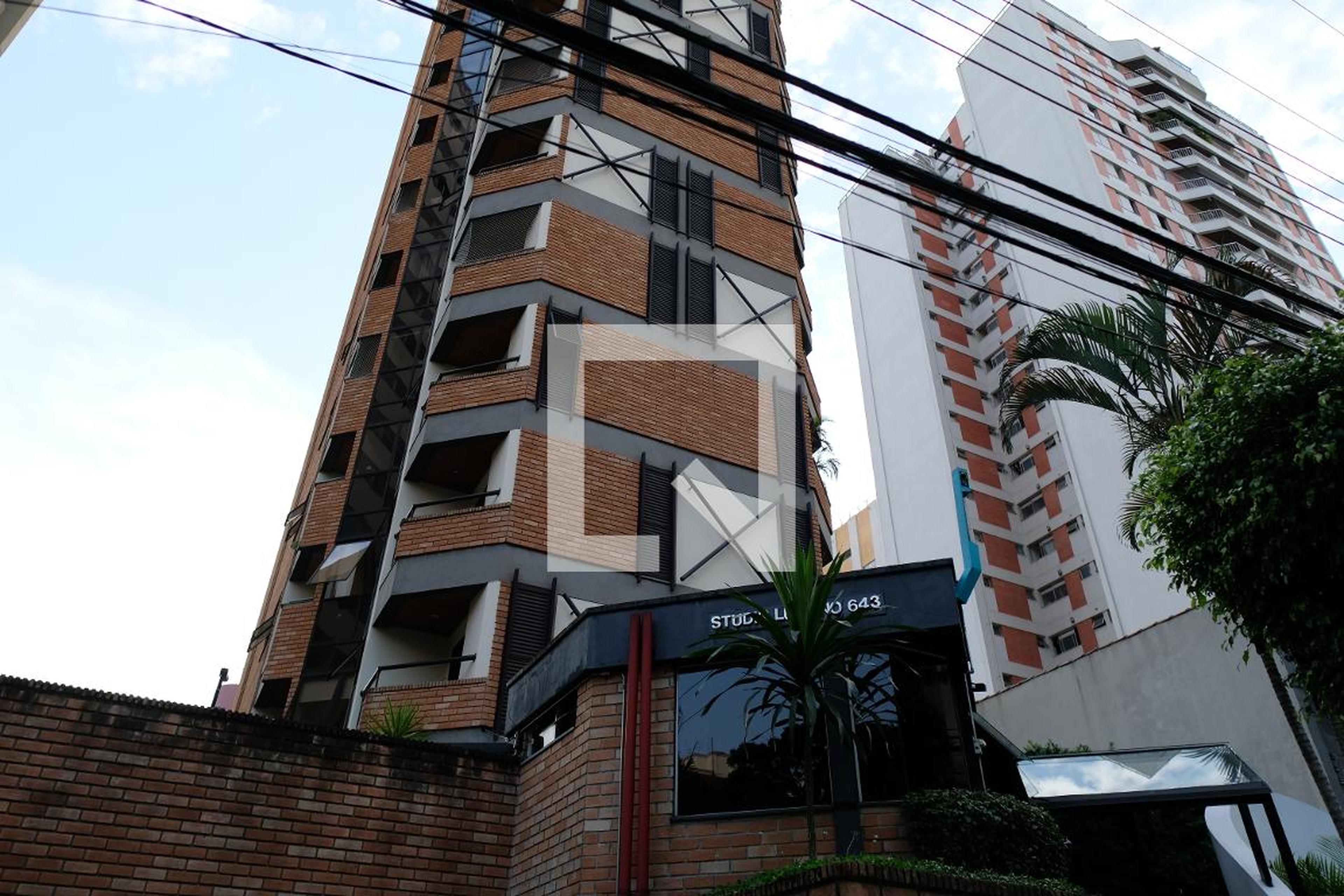 Fachada Condomínio em Rua Alves Guimarães, 647