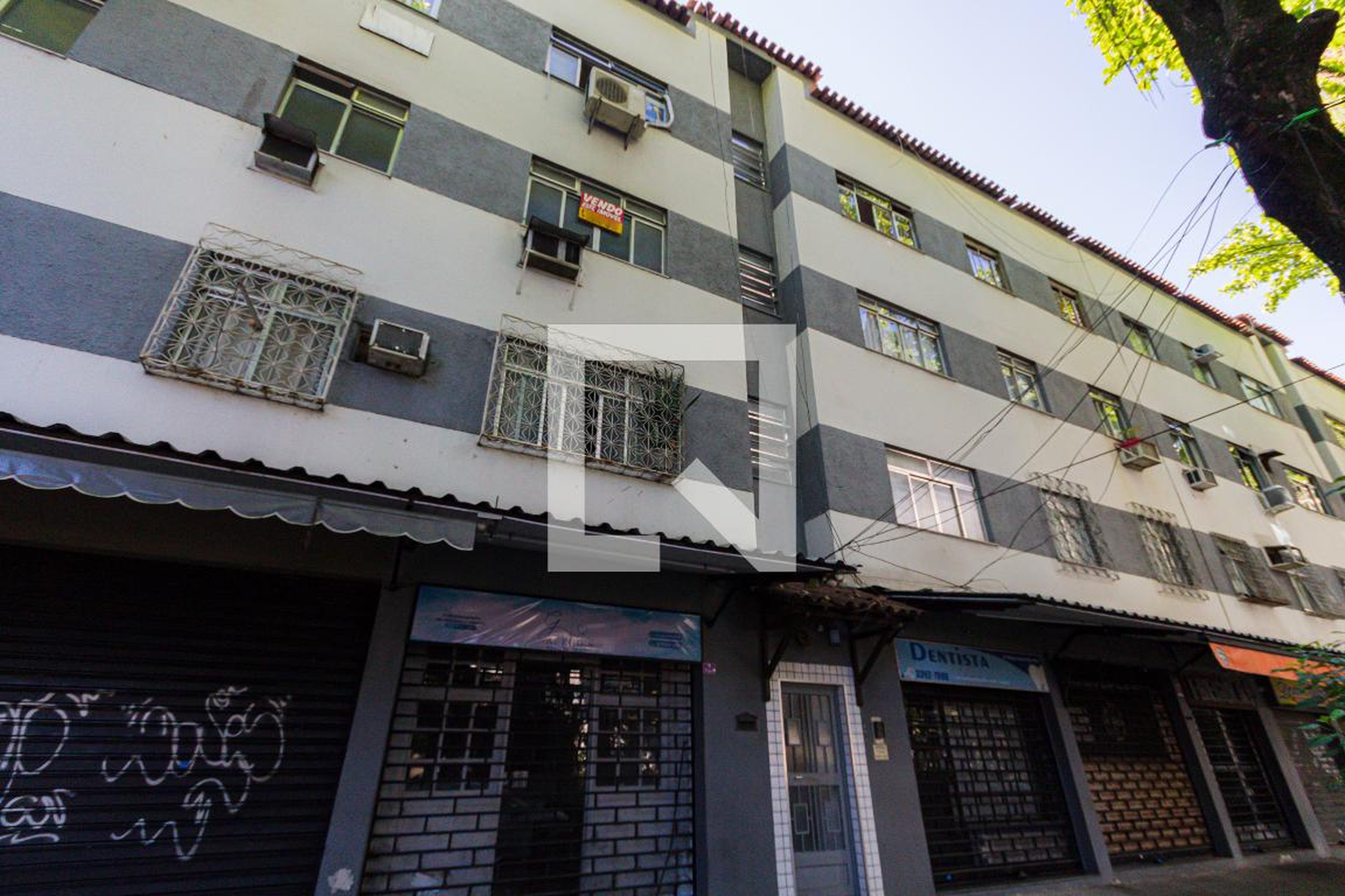 Fachada Condomínio em Rua Geminiano Góis, 70