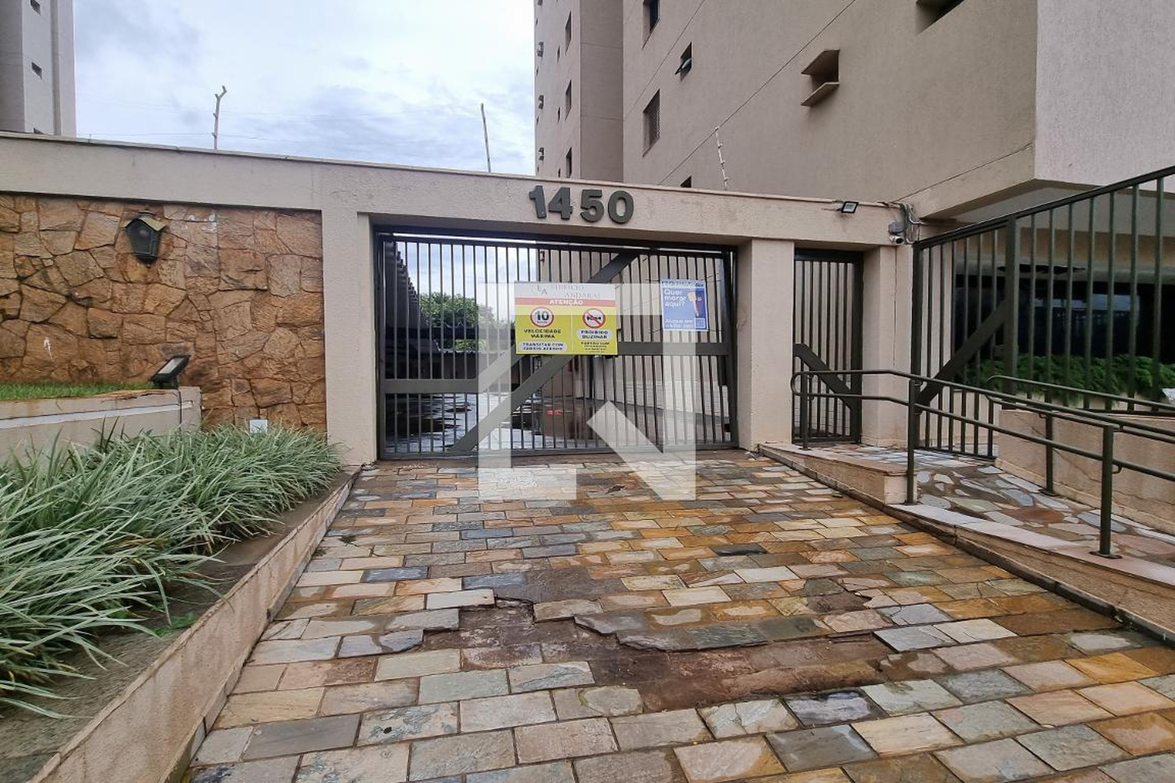 Fachada Condomínio em Rua Arnaldo Victaliano, 1400