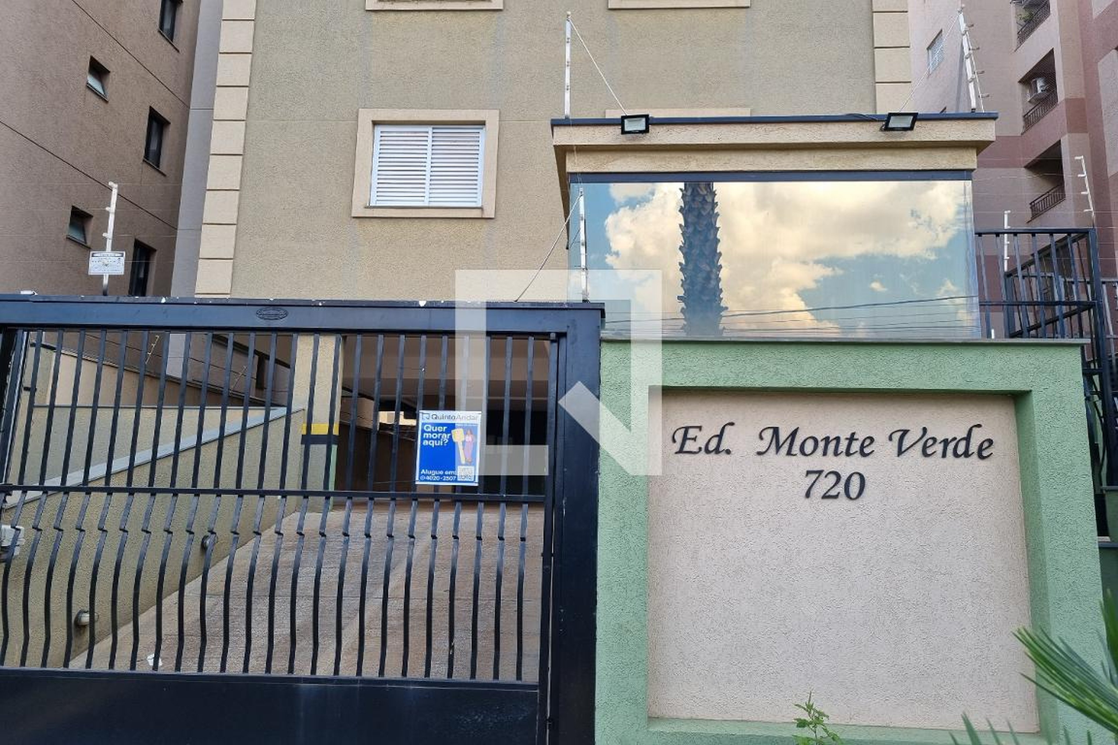 Fachada Condomínio em Rua Magda Perona Frossard, 72