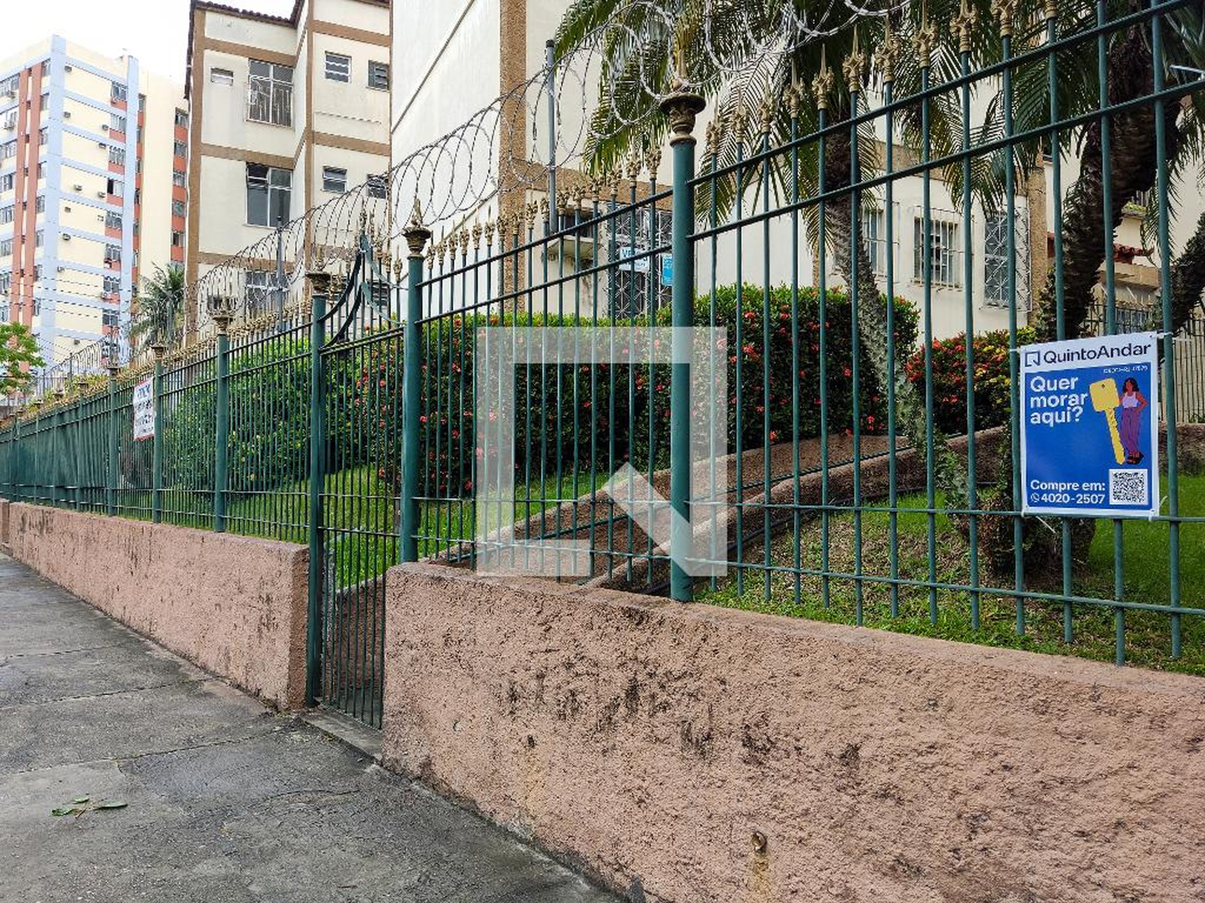 Fachada do Condomínio Condomínio Roselien II