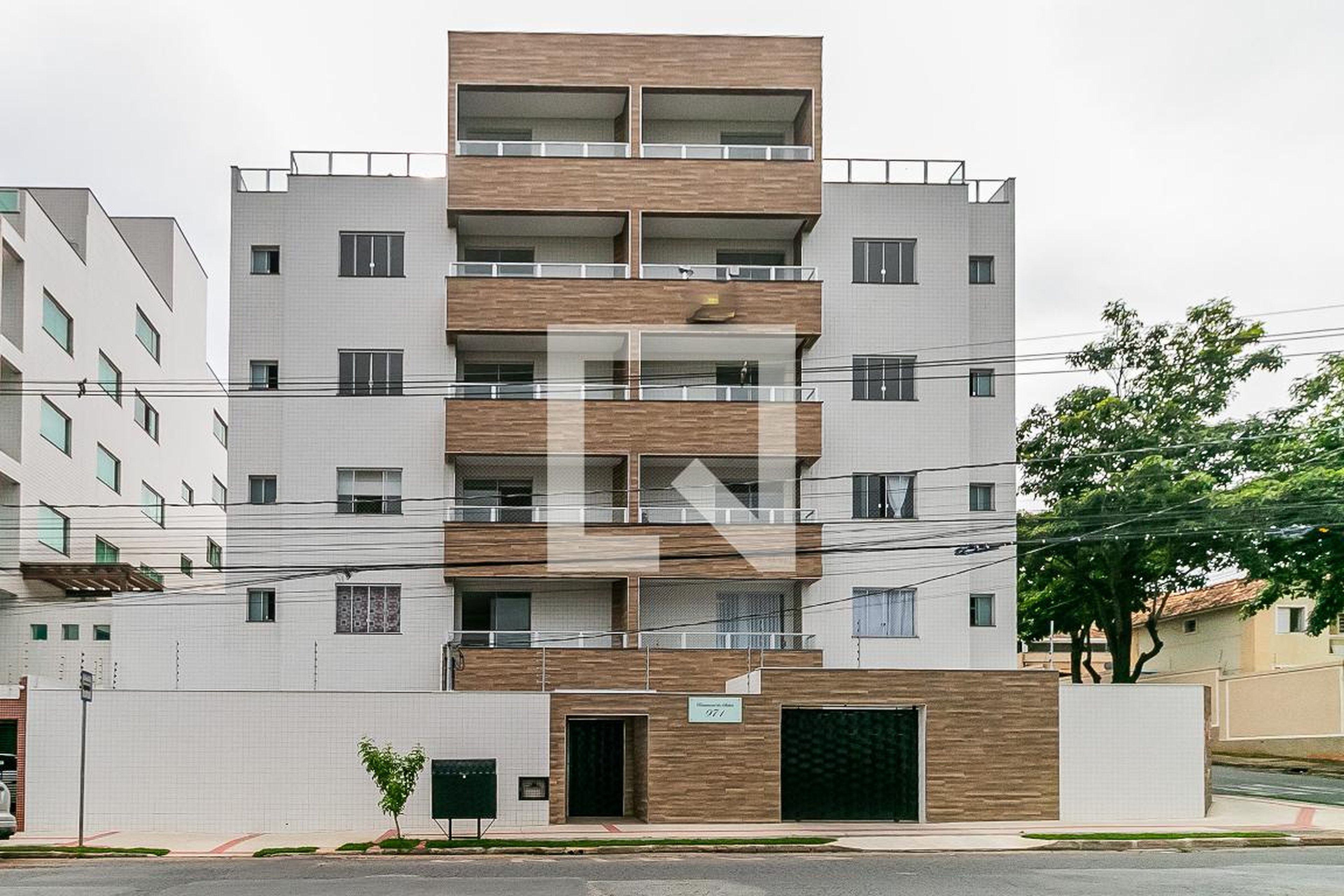 Fachada Condomínio em Alameda dos Sabiás, 971
