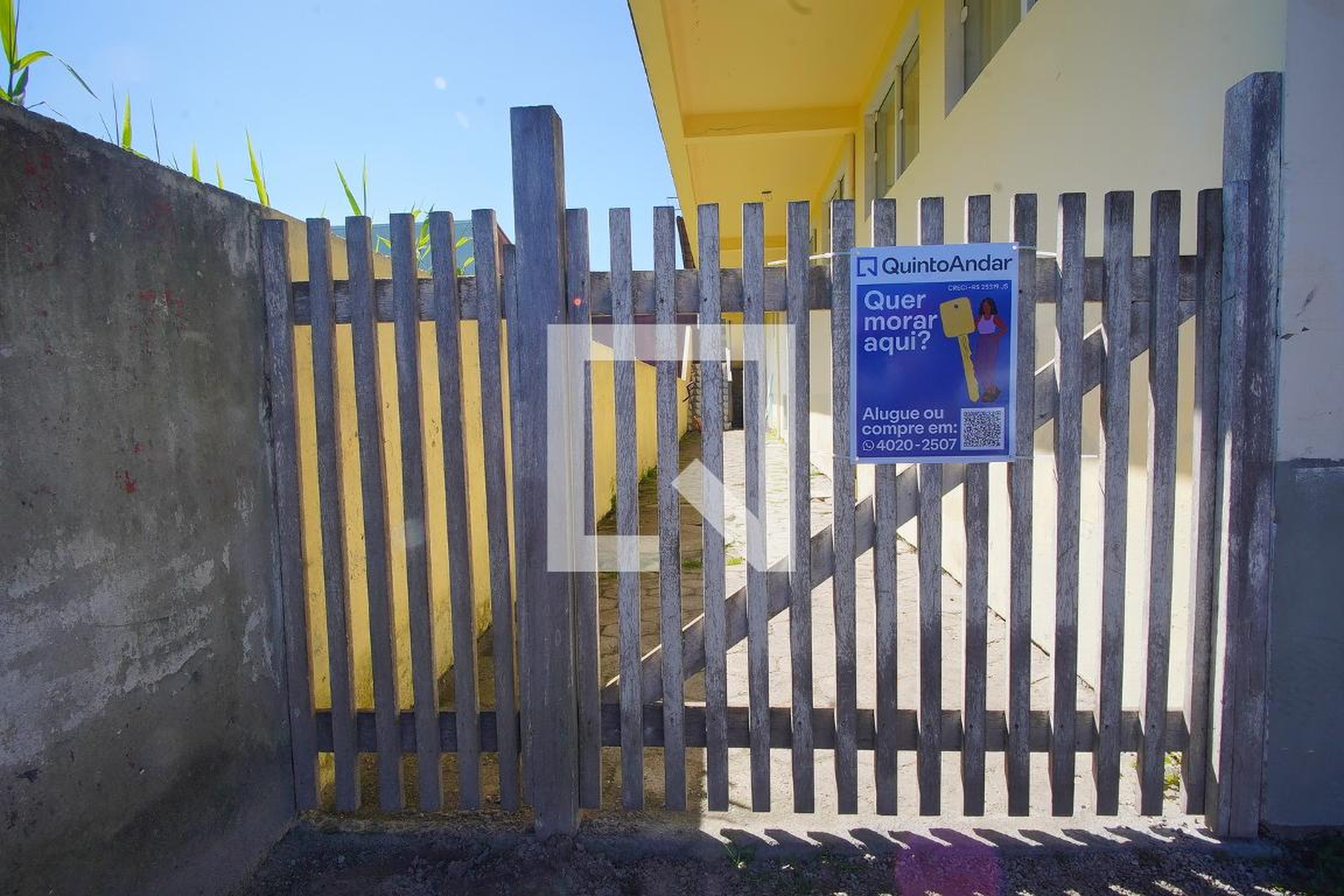 Fachada Condomínio em Rua Palmeira Real, 40