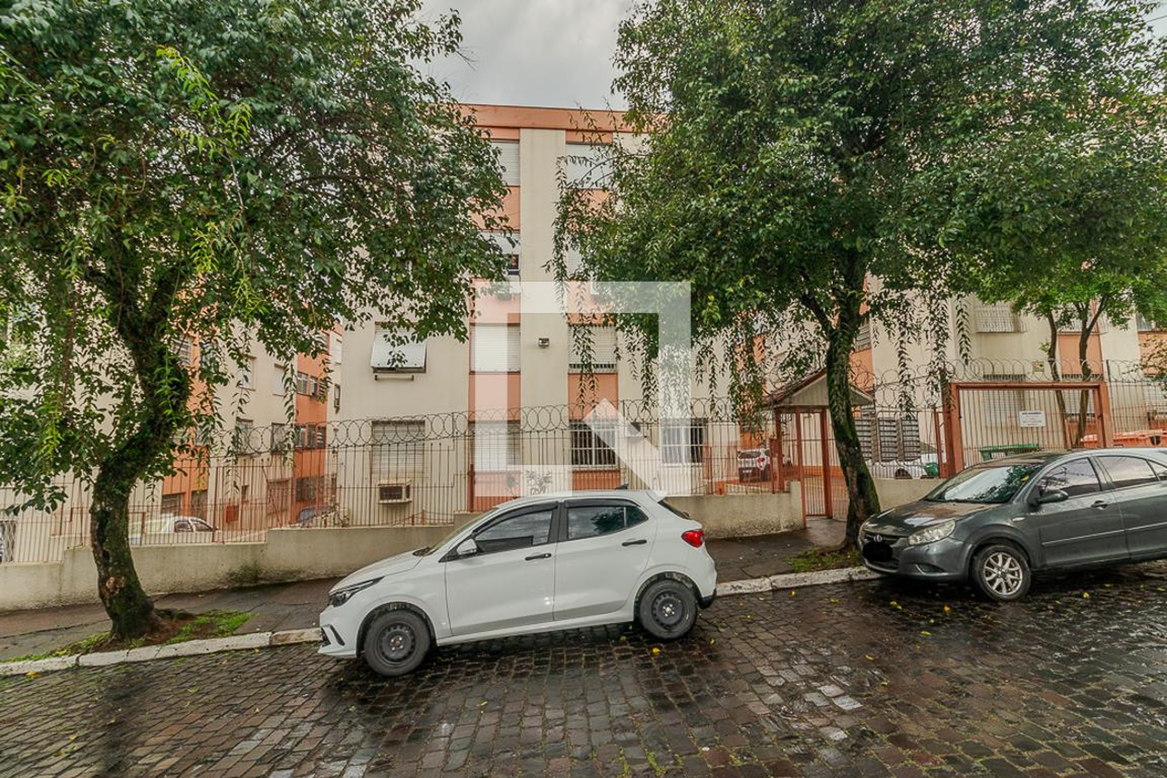 Fachada Condomínio em Rua Professora Amy Herve Ramires, 105