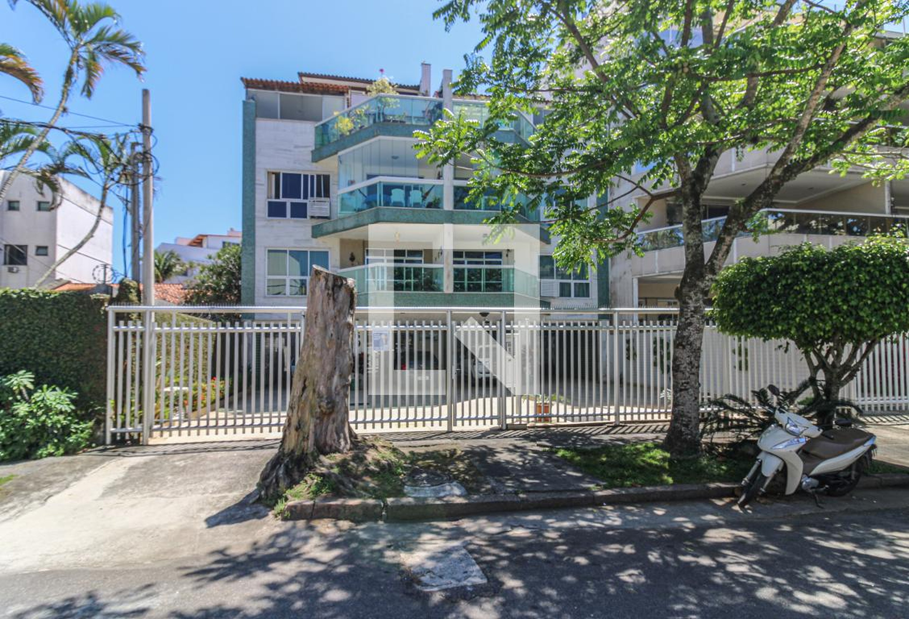 Fachada Condomínio em Rua Demóstenes Madureira de Pinho, 159