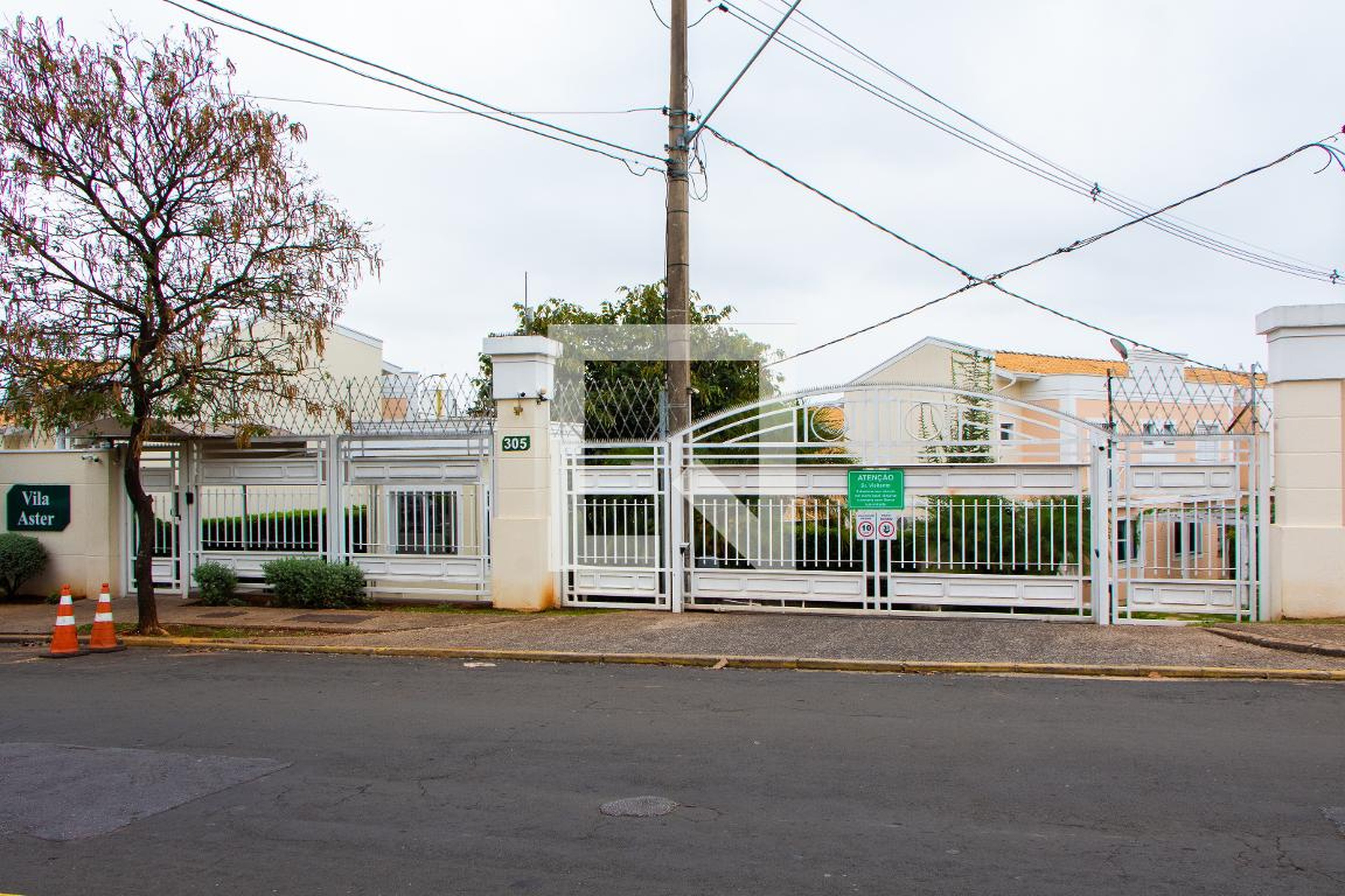 Fachada do Condomínio Condomínio Vila Aster