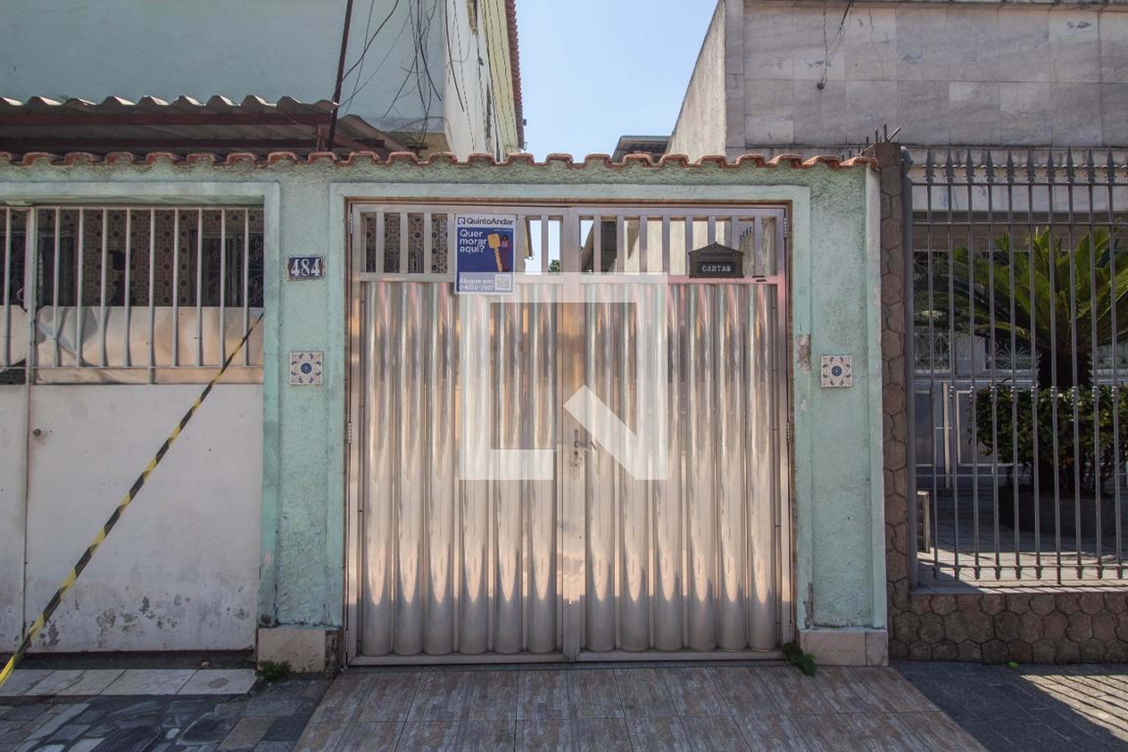 Fachada Condomínio em Rua Cari Leví, 484