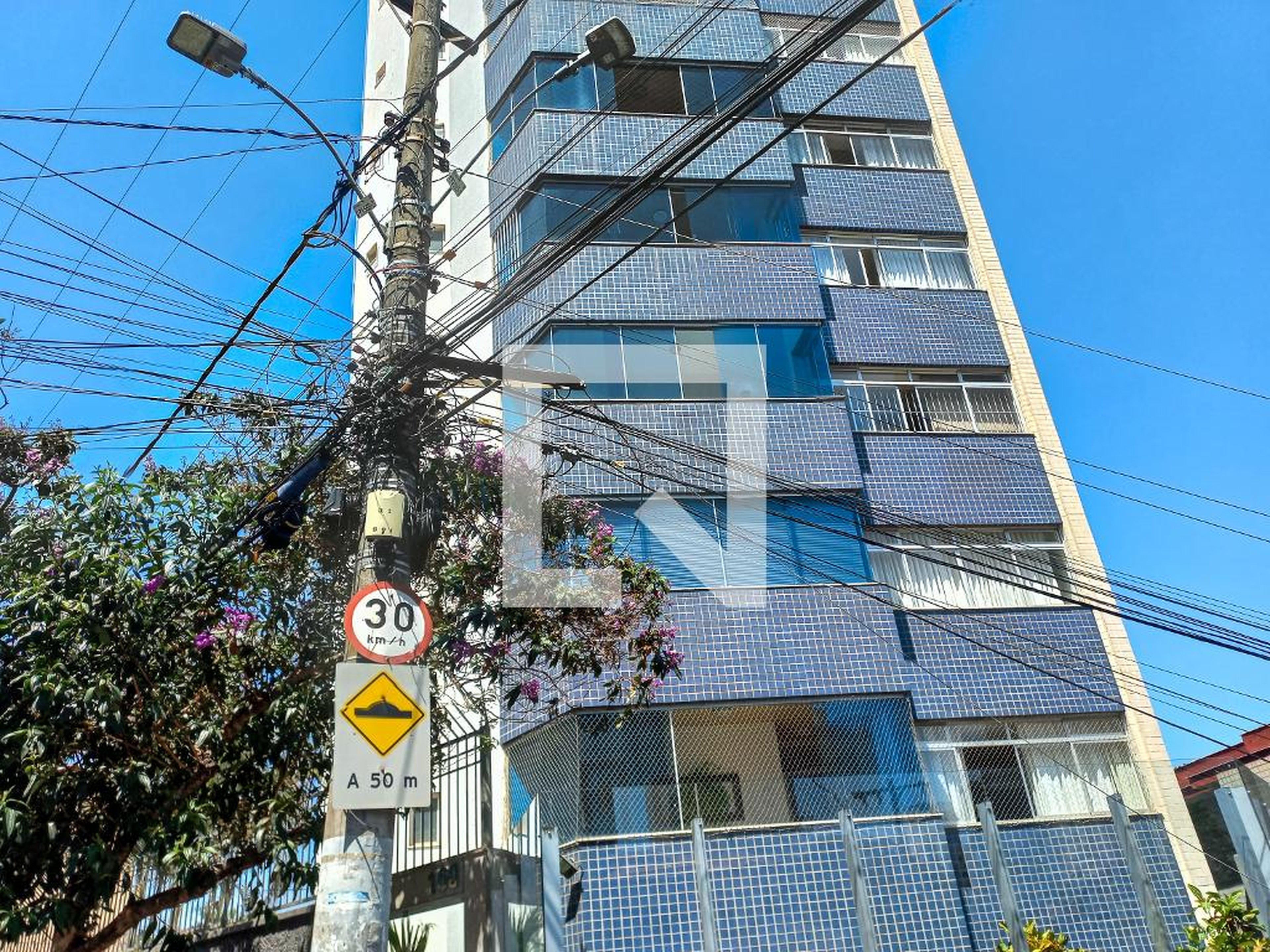 Fachada Condomínio em Rua Gastão da Cunha, 160