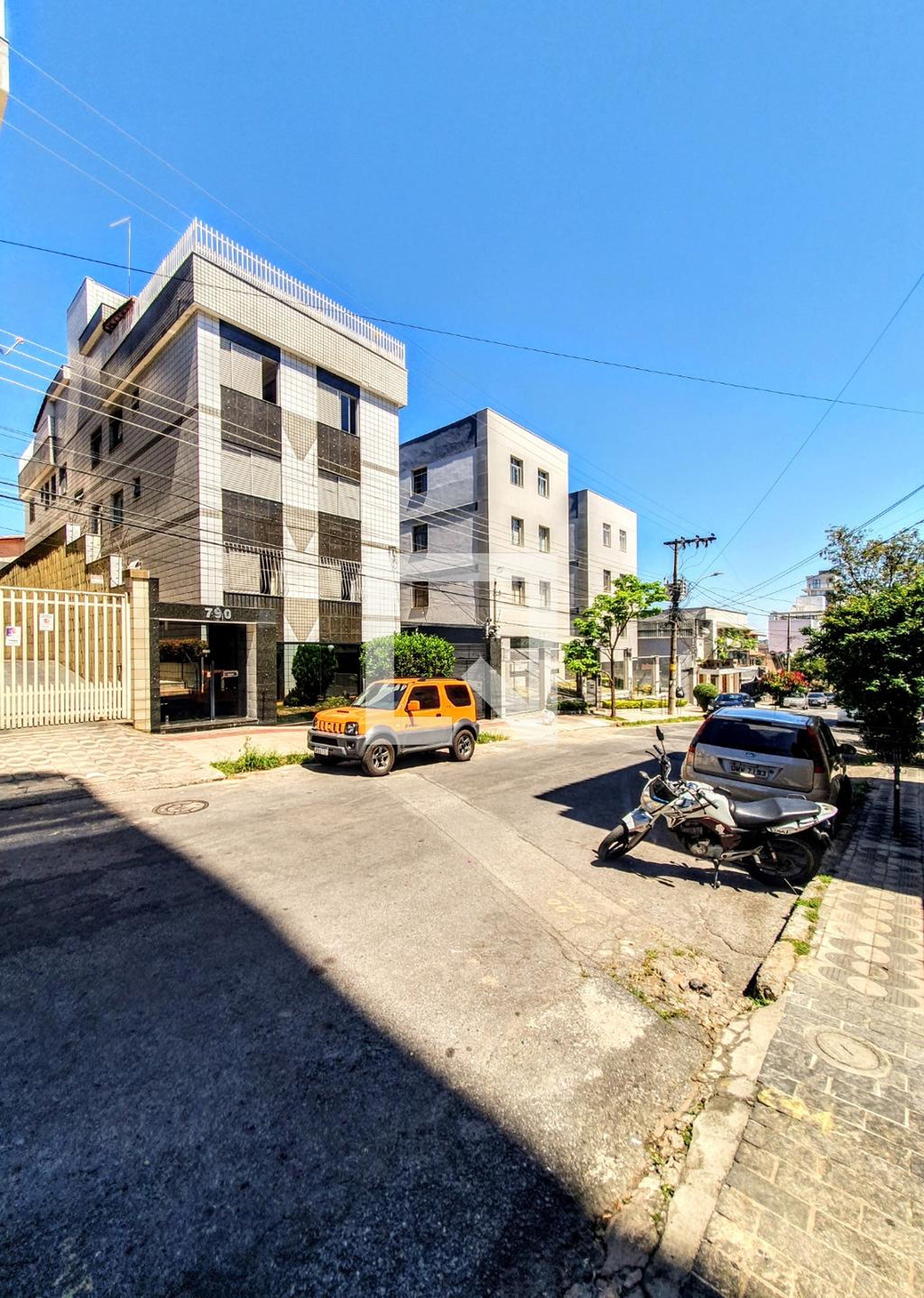 fachada Condomínio em Rua Deputado Bernardino Sena Figueiredo, 790